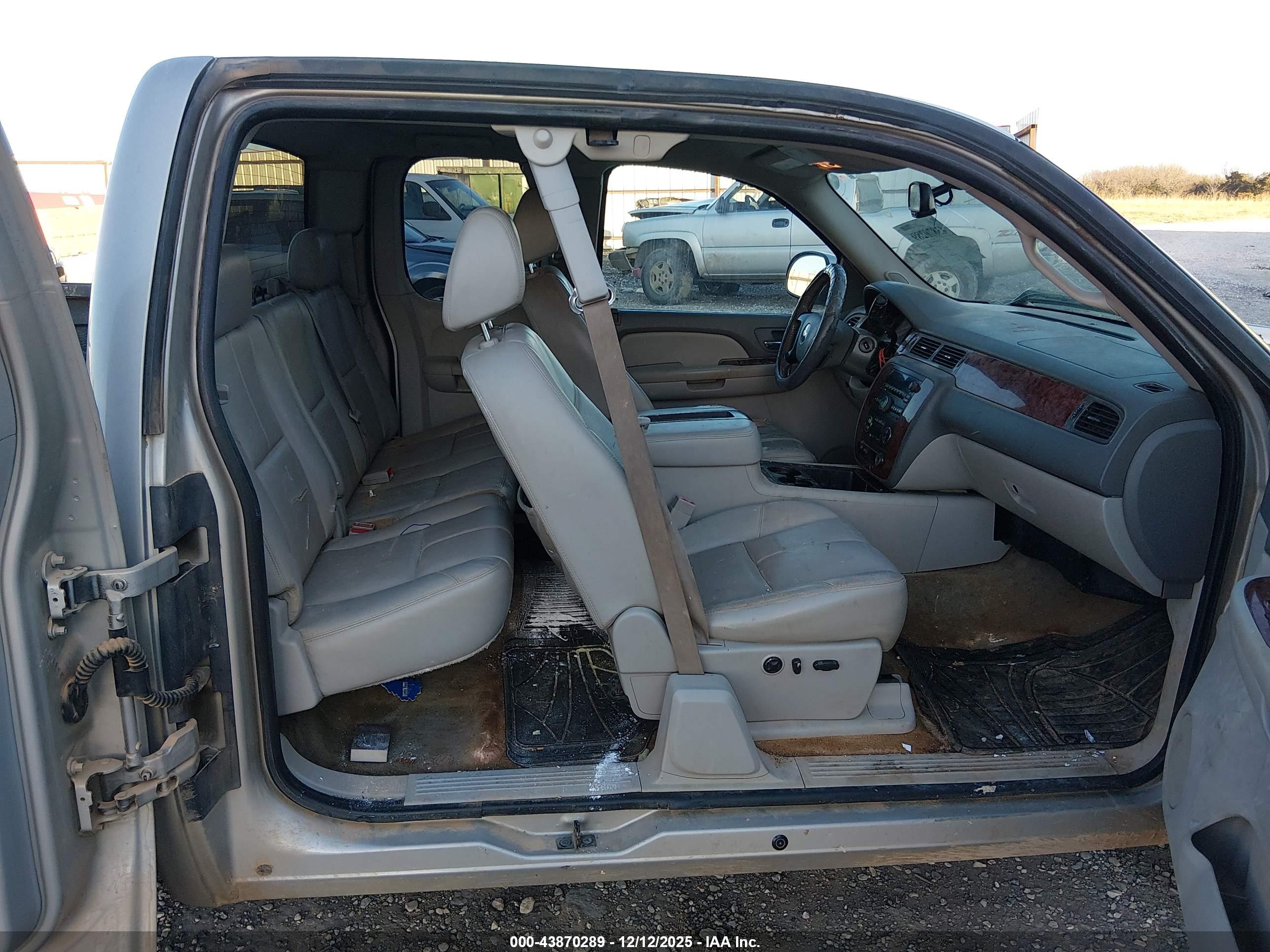 CHEVROLET SILVERADO image 8