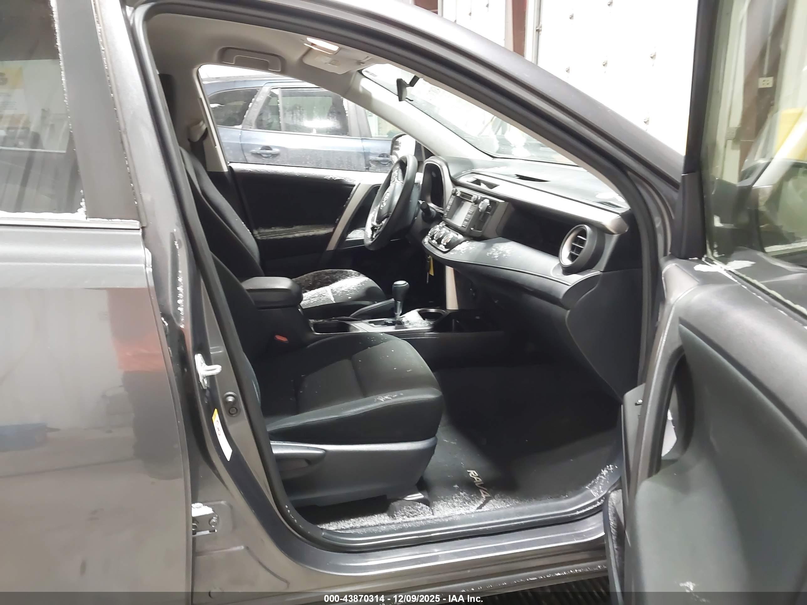 TOYOTA RAV4 image 5