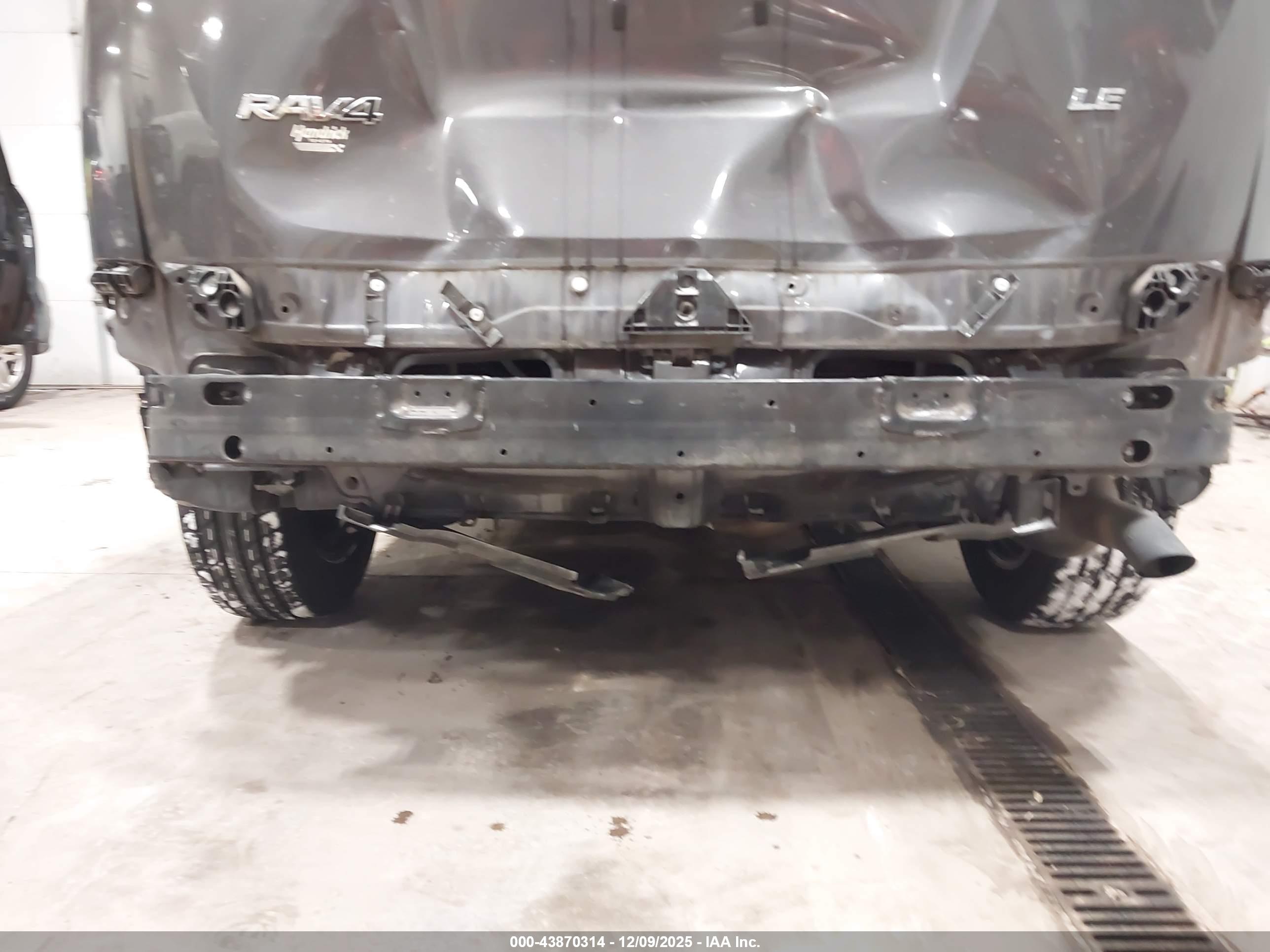 TOYOTA RAV4 image 6