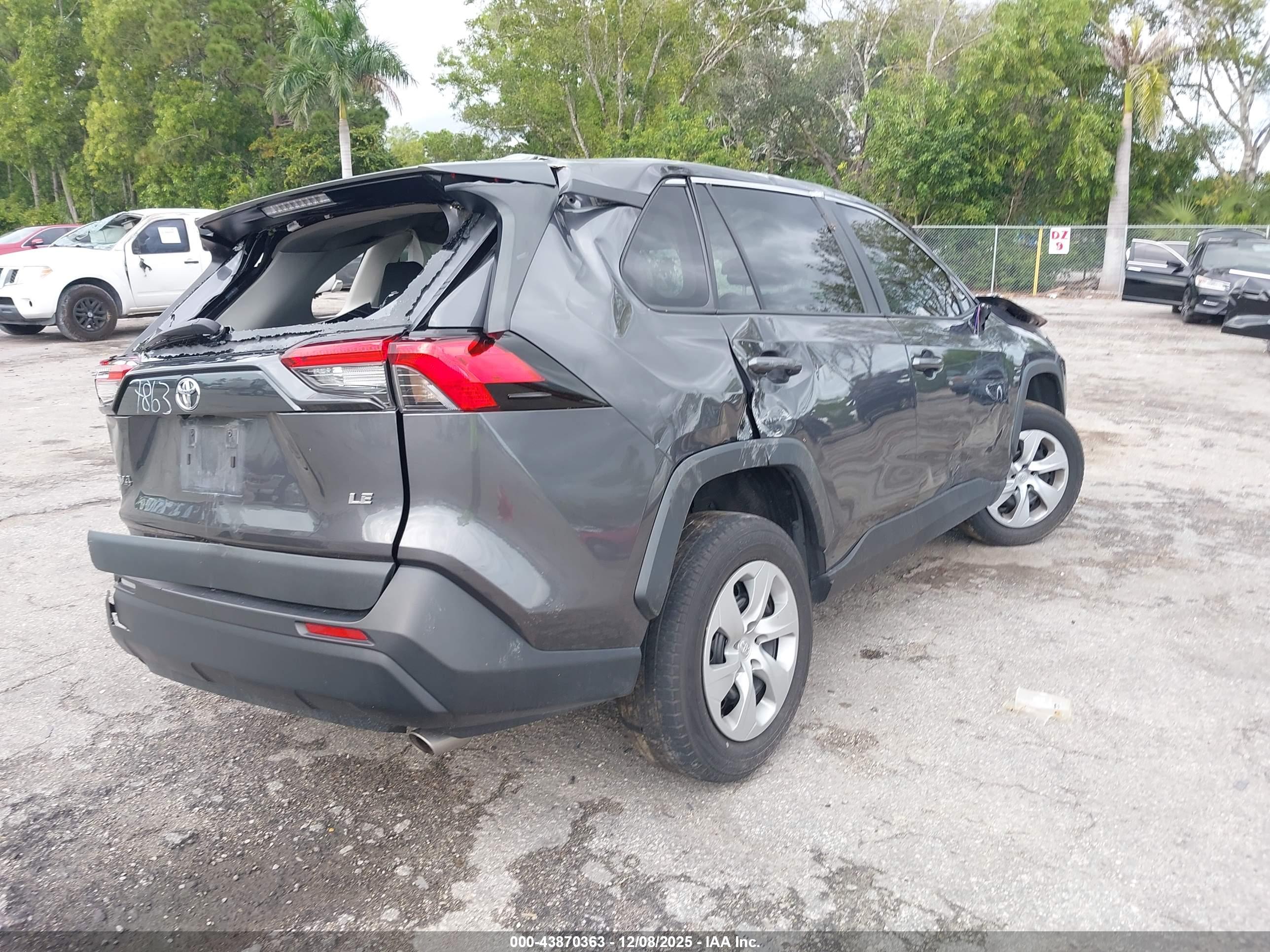 TOYOTA RAV4 image 4