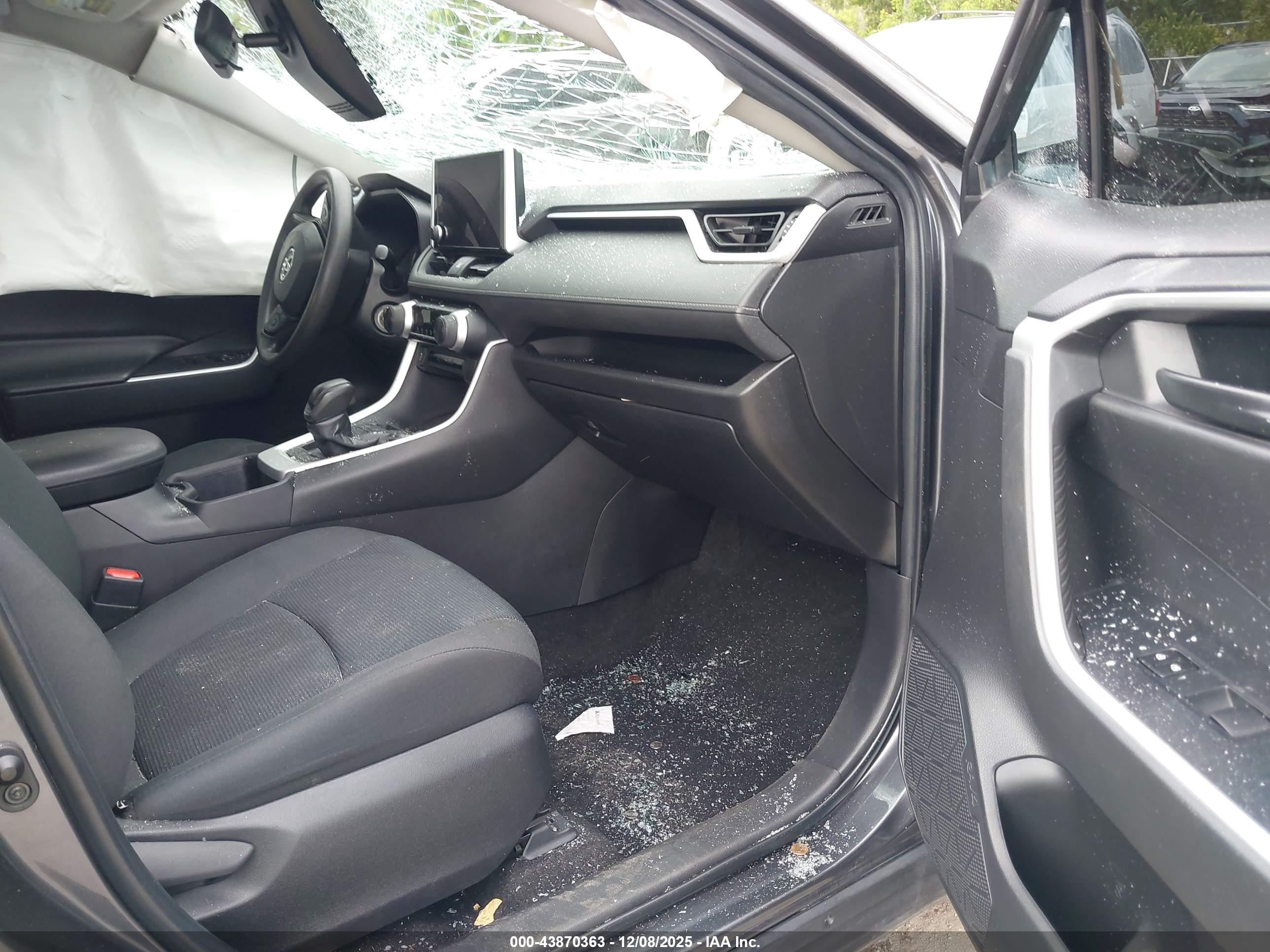 TOYOTA RAV4 image 5
