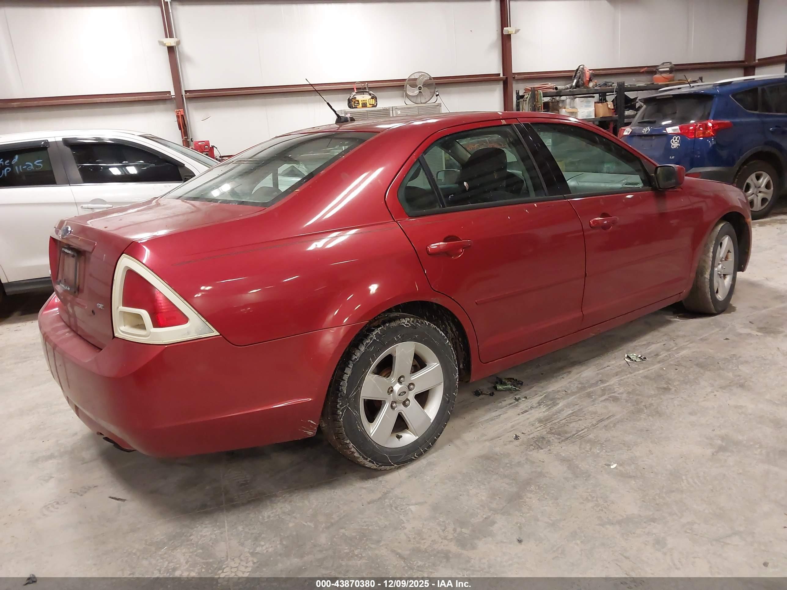 FORD FUSION image 4