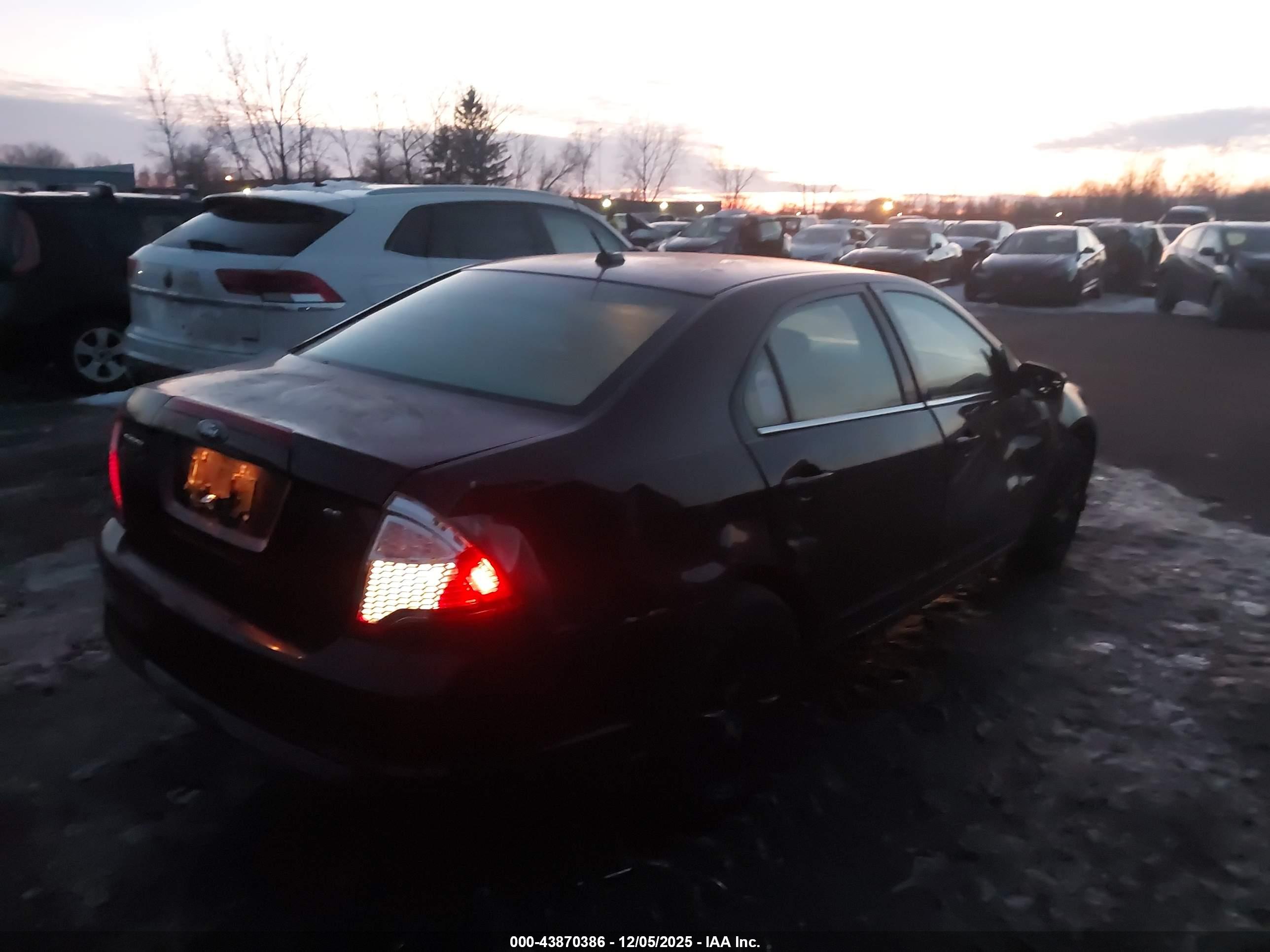 FORD FUSION image 4