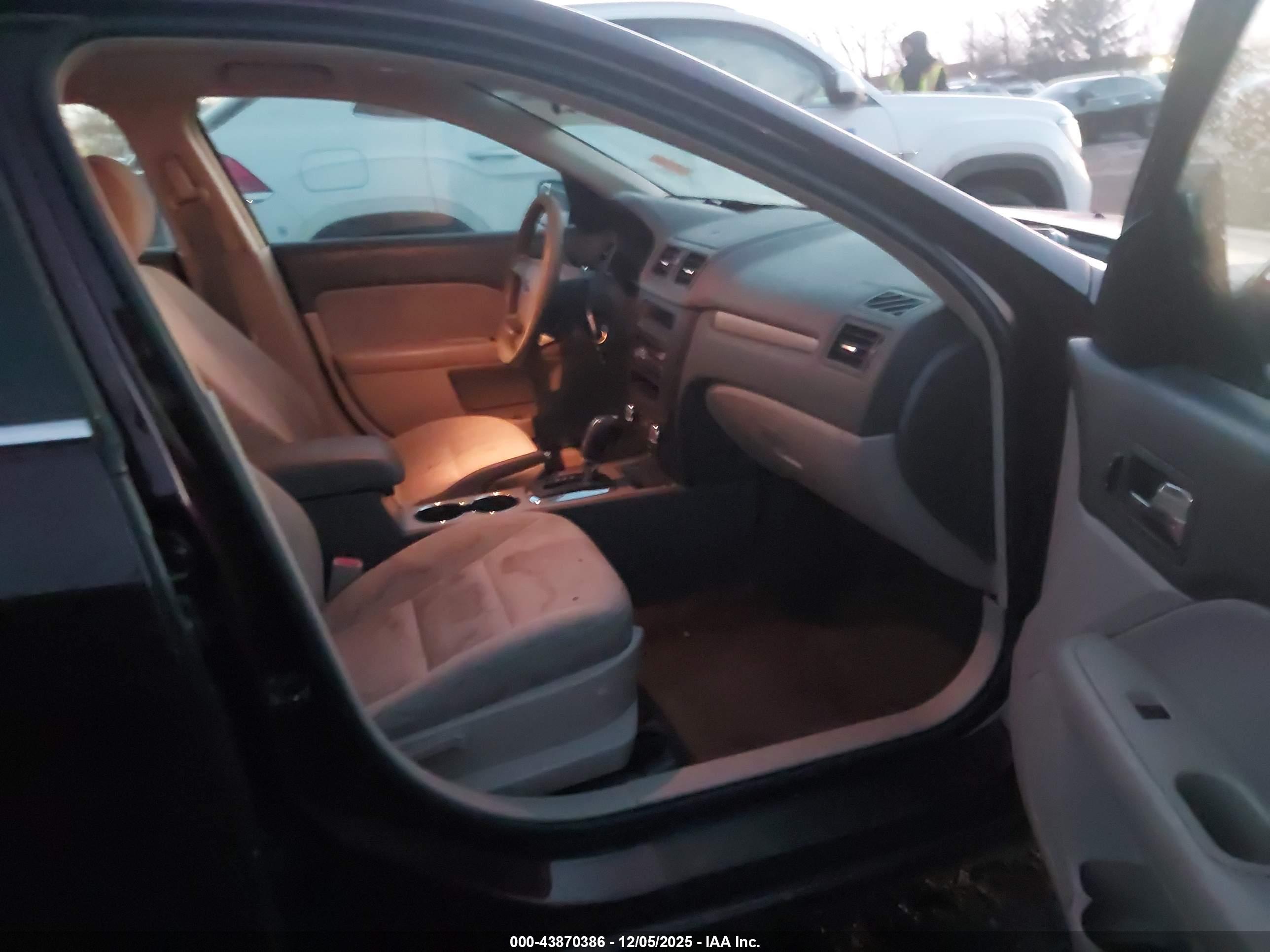 FORD FUSION image 5