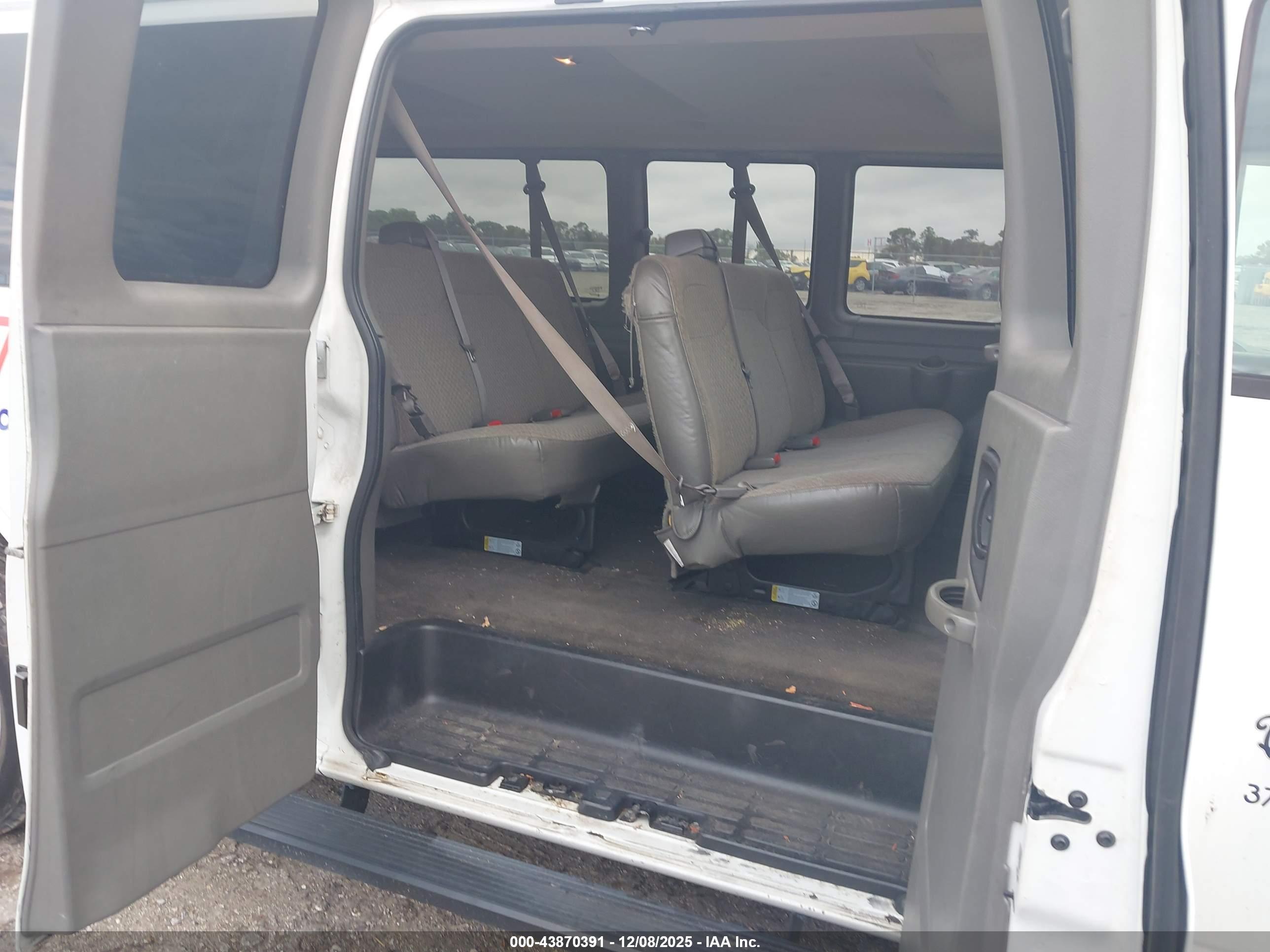 CHEVROLET EXPRESS image 8