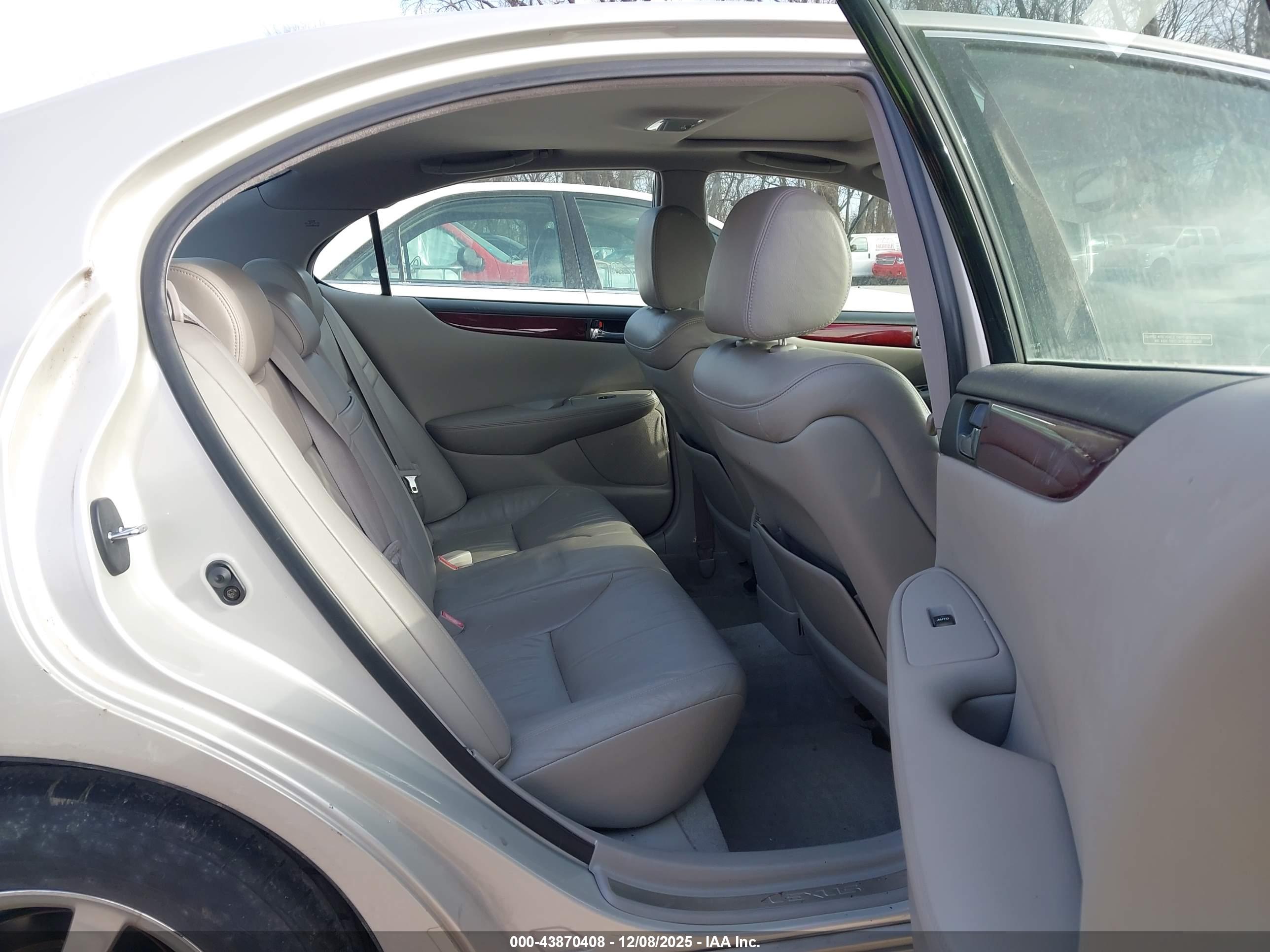 LEXUS ES image 8