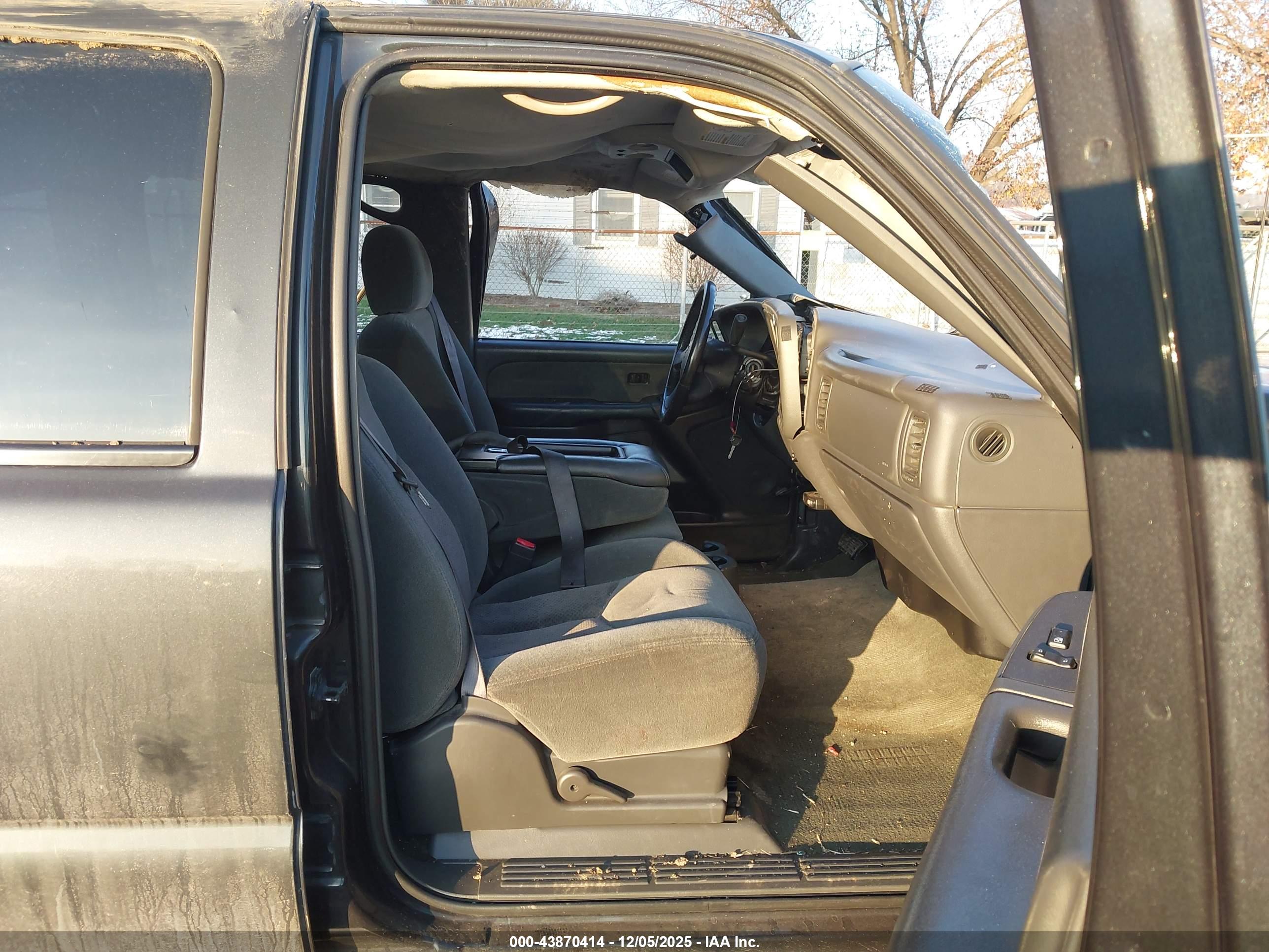 CHEVROLET SILVERADO image 5