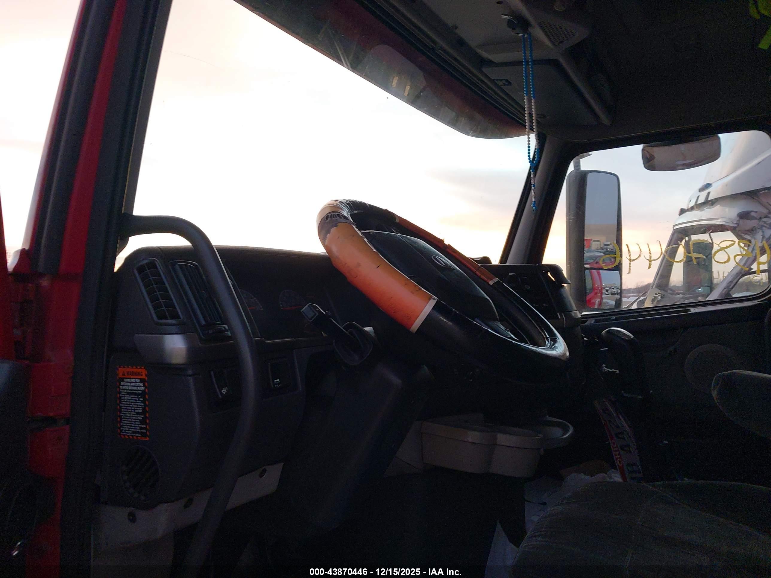 VOLVO VN image 8