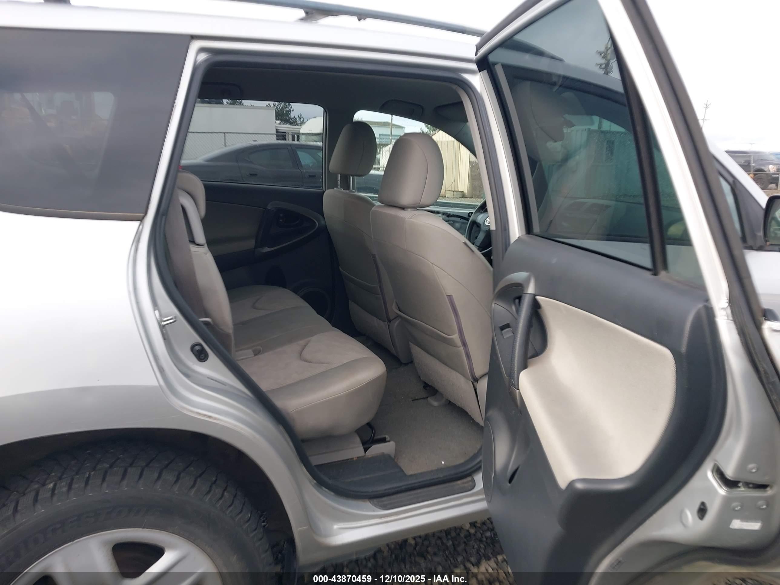 TOYOTA RAV4 image 8