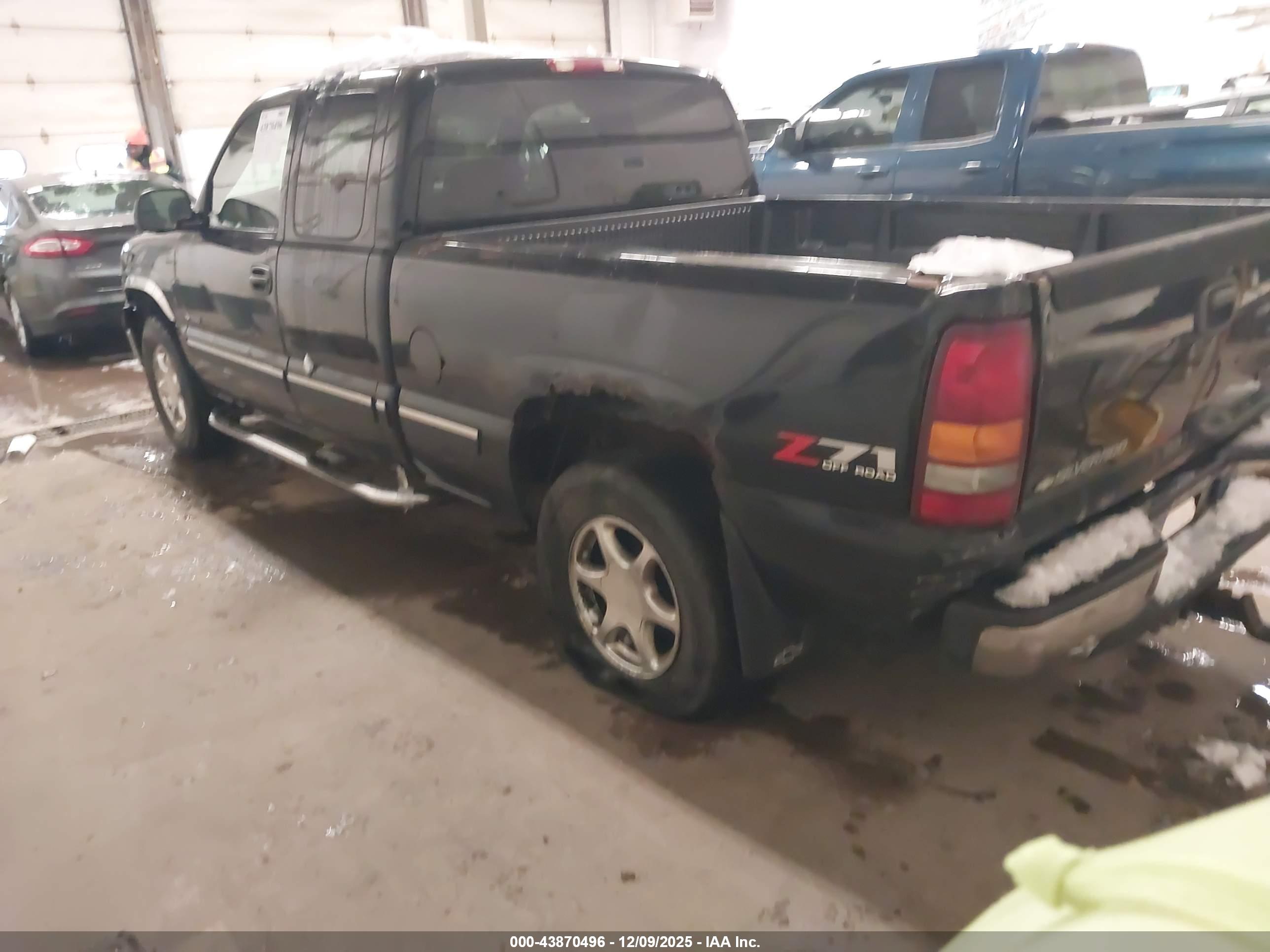 CHEVROLET SILVERADO image 3