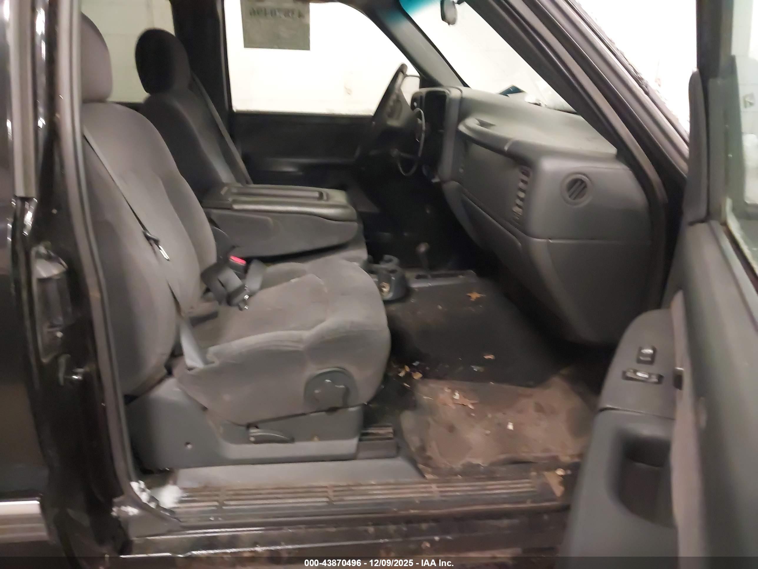CHEVROLET SILVERADO image 5