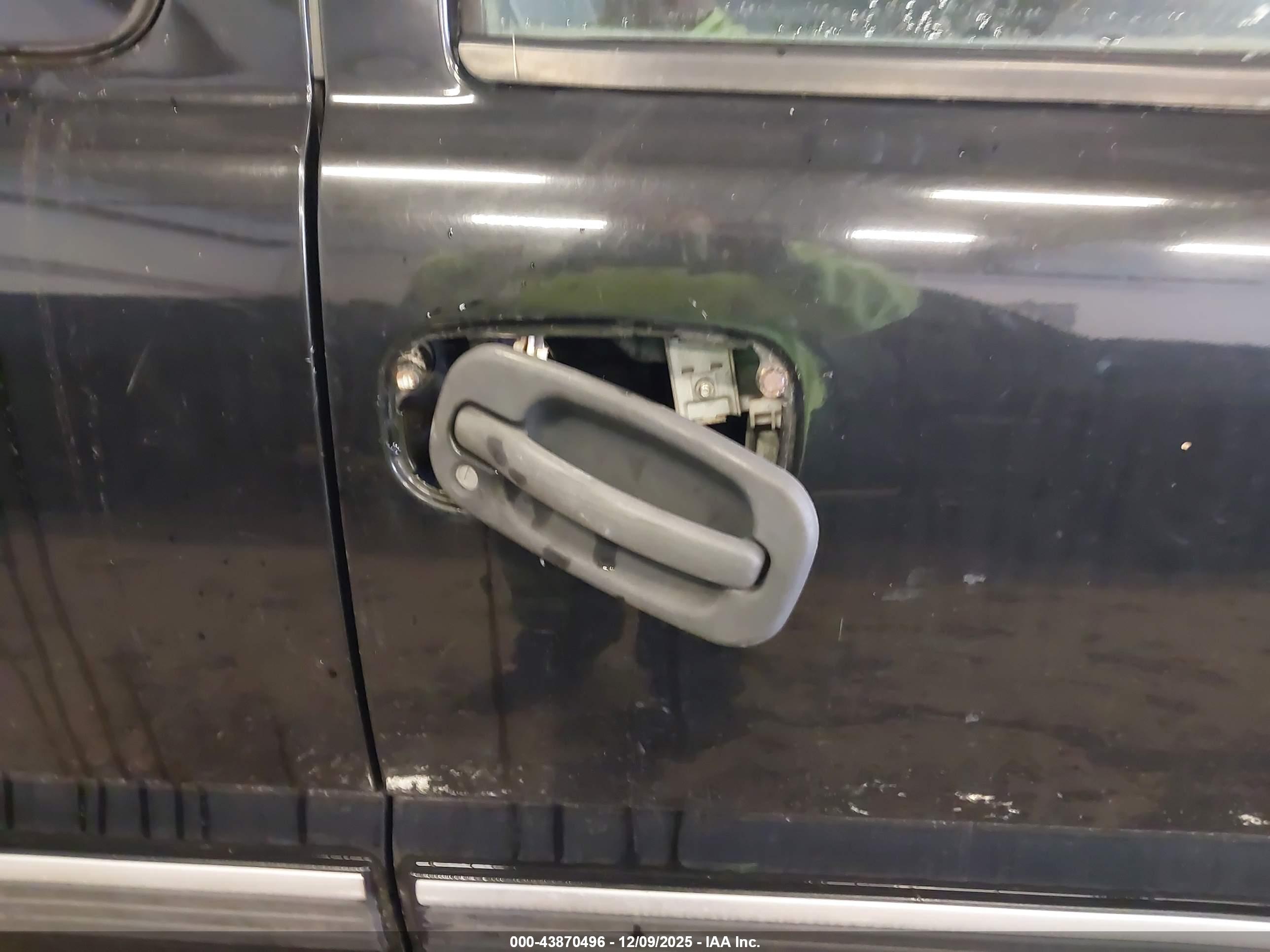 CHEVROLET SILVERADO image 6