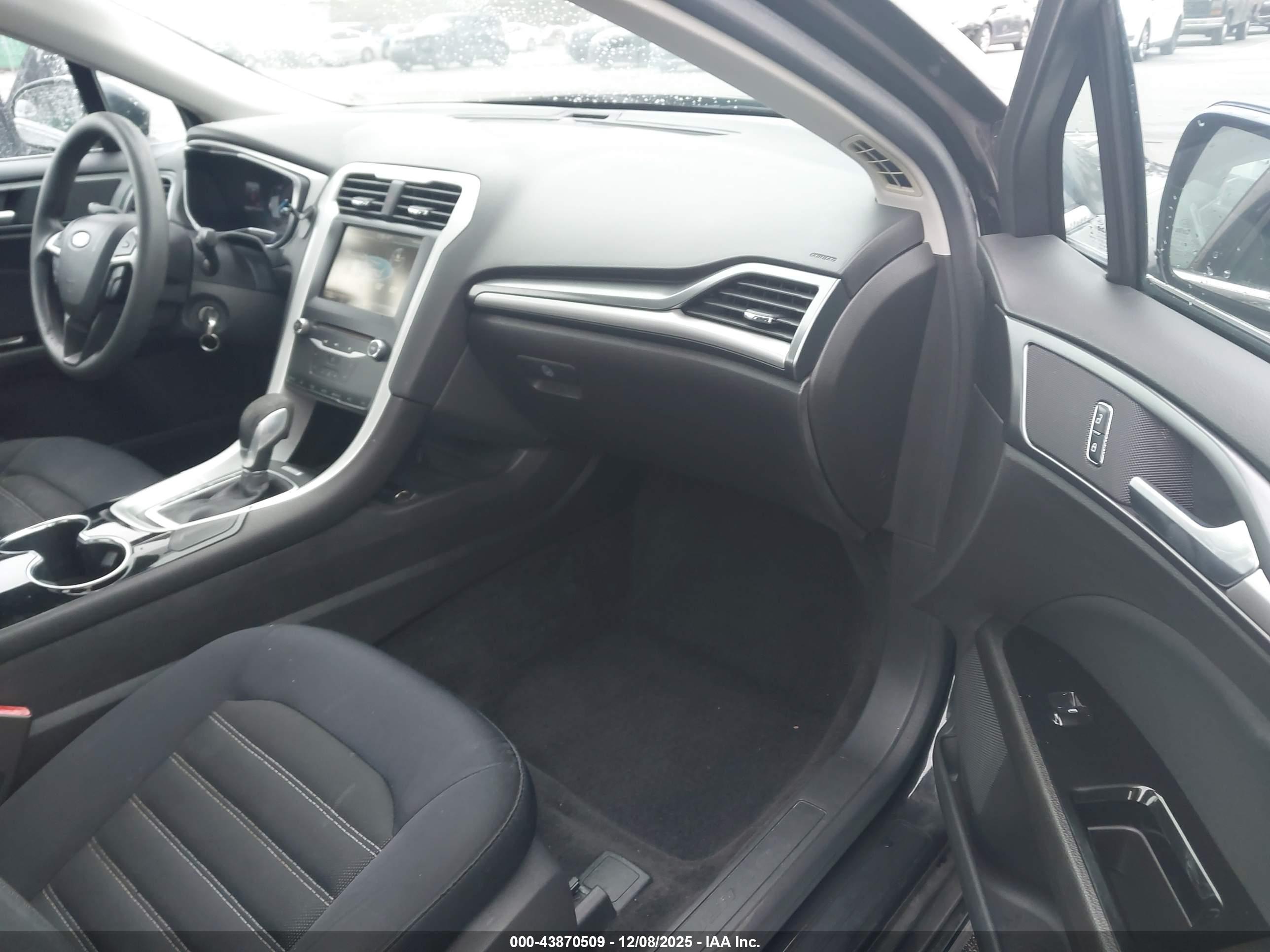 FORD FUSION image 5