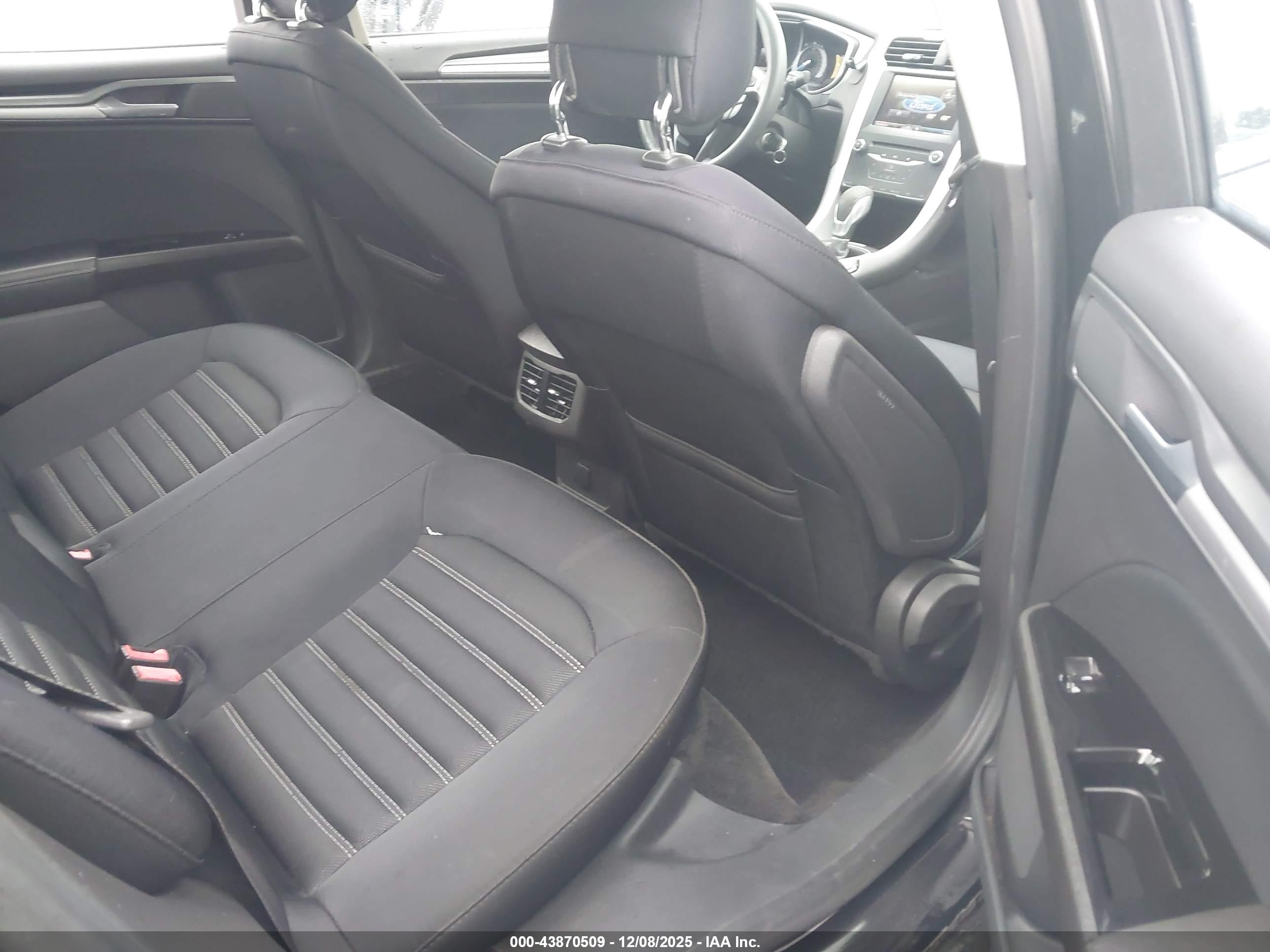 FORD FUSION image 8