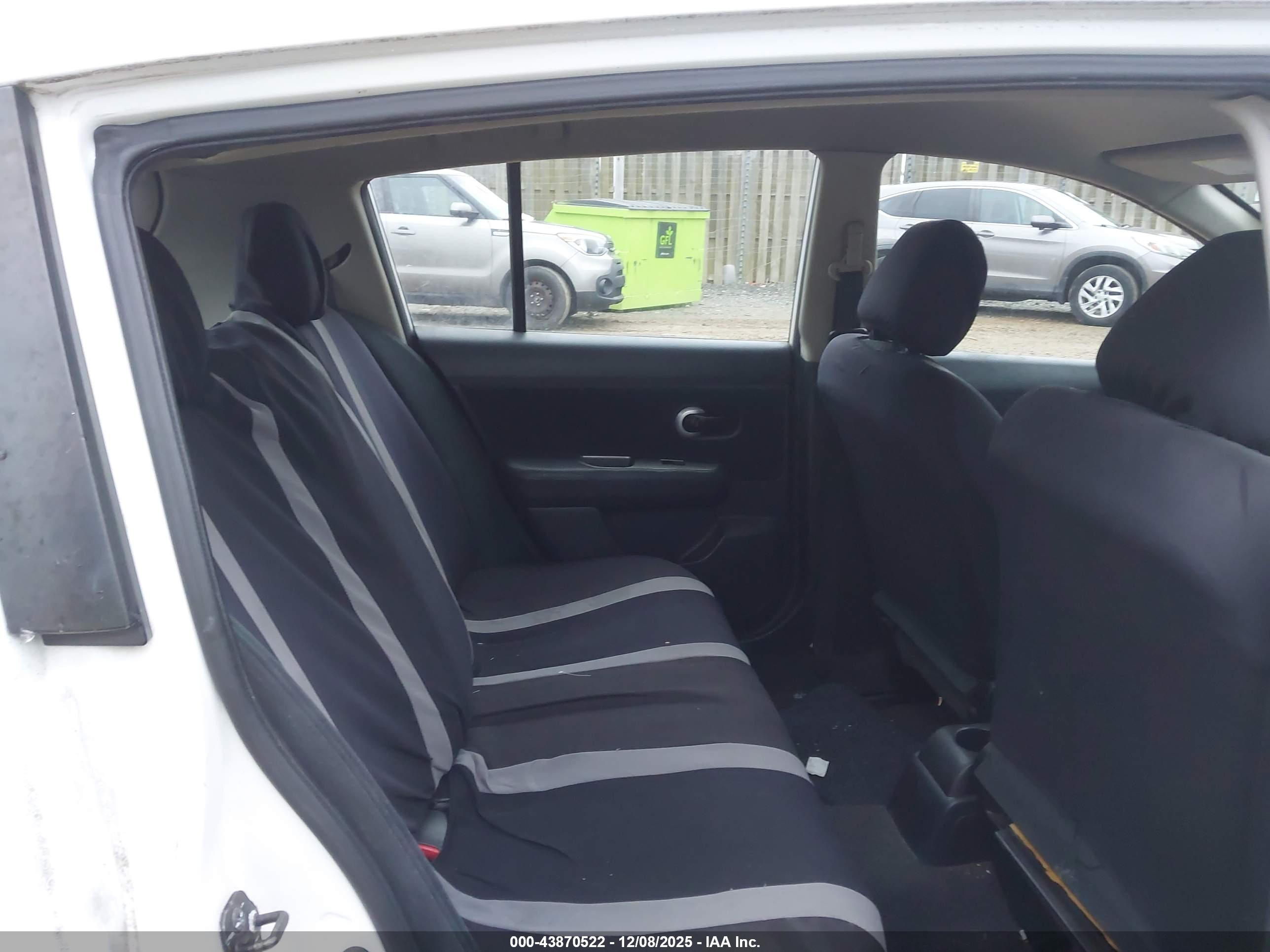 NISSAN VERSA image 8