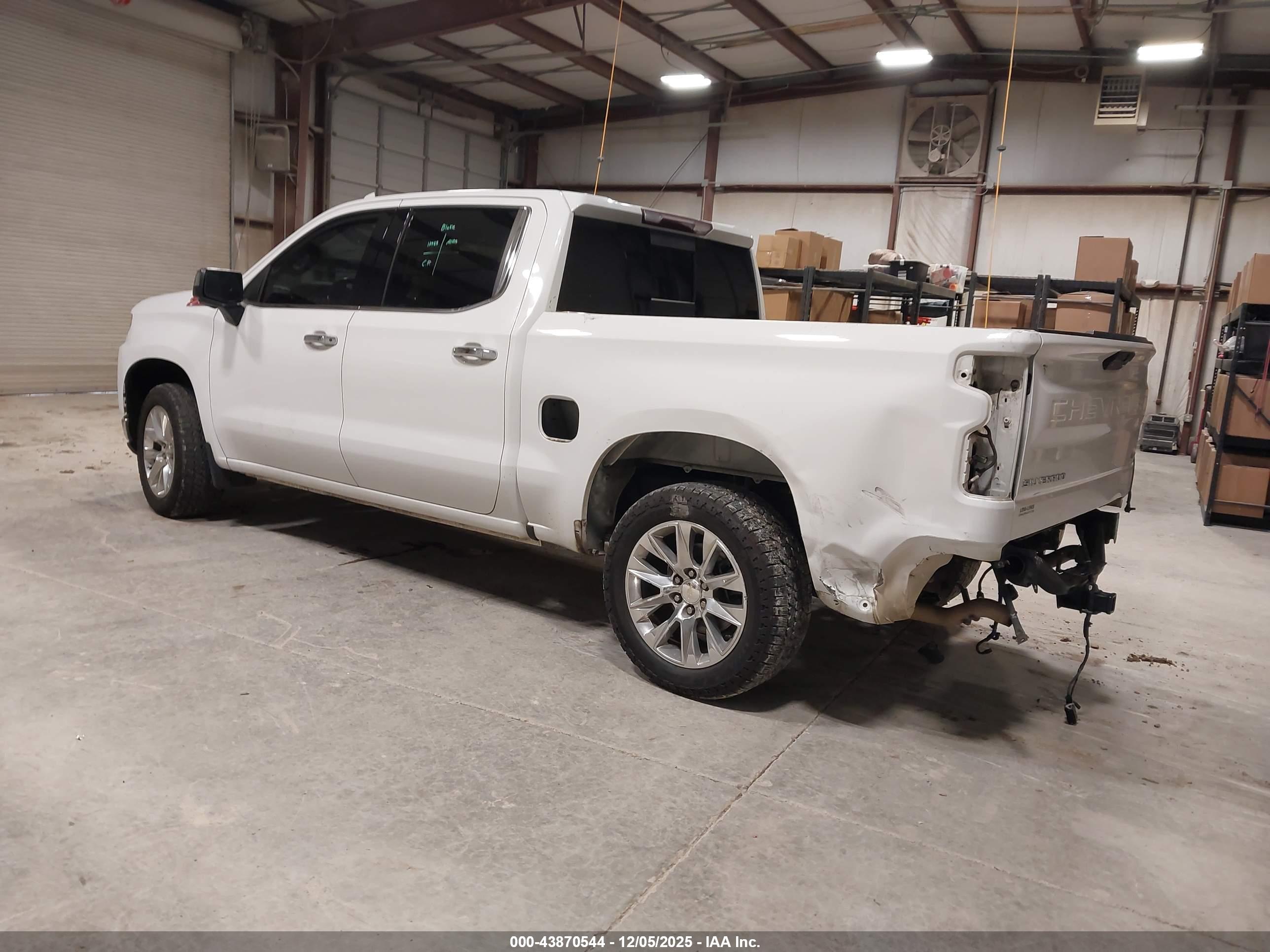 CHEVROLET SILVERADO image 3