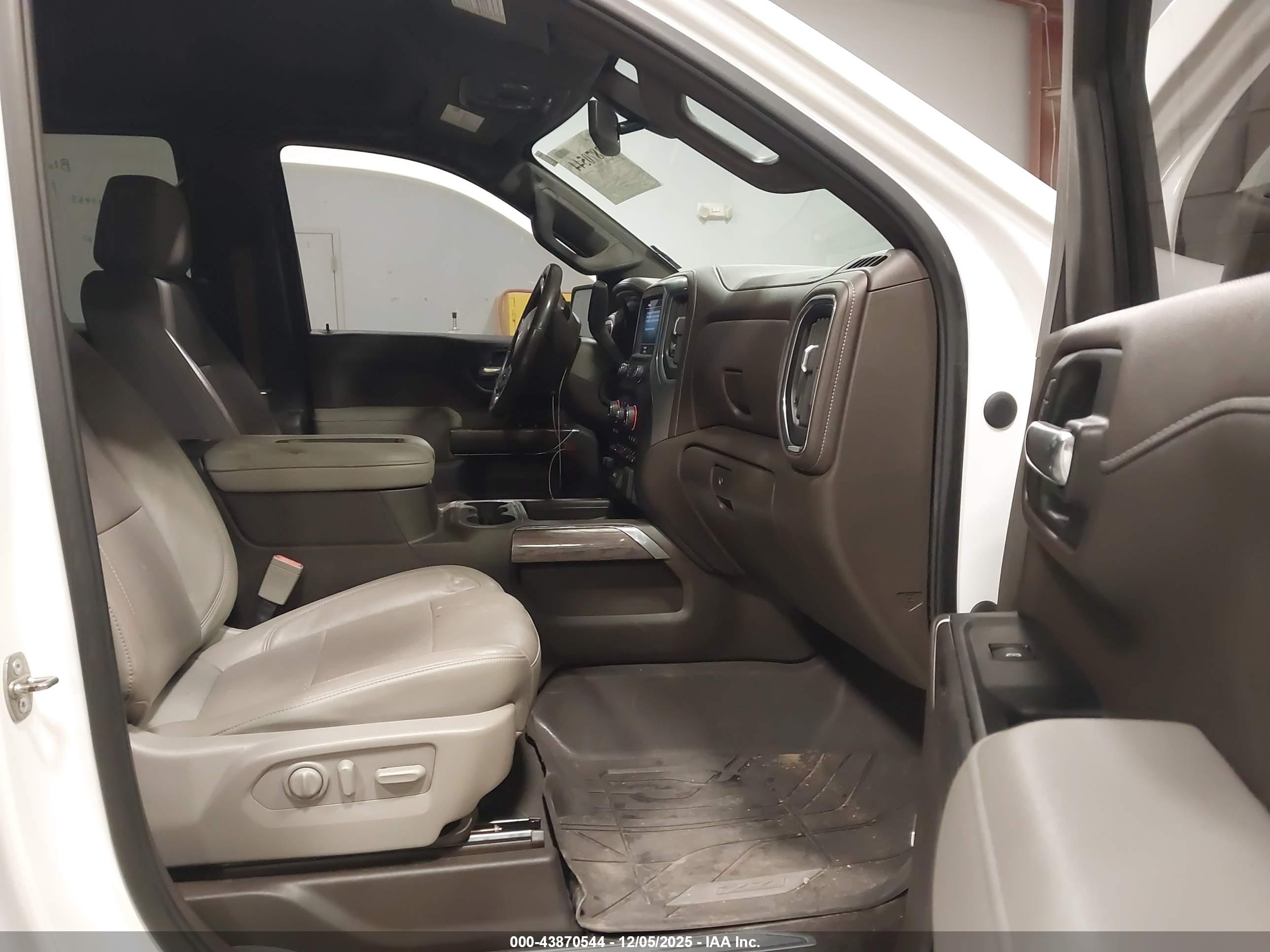 CHEVROLET SILVERADO image 5