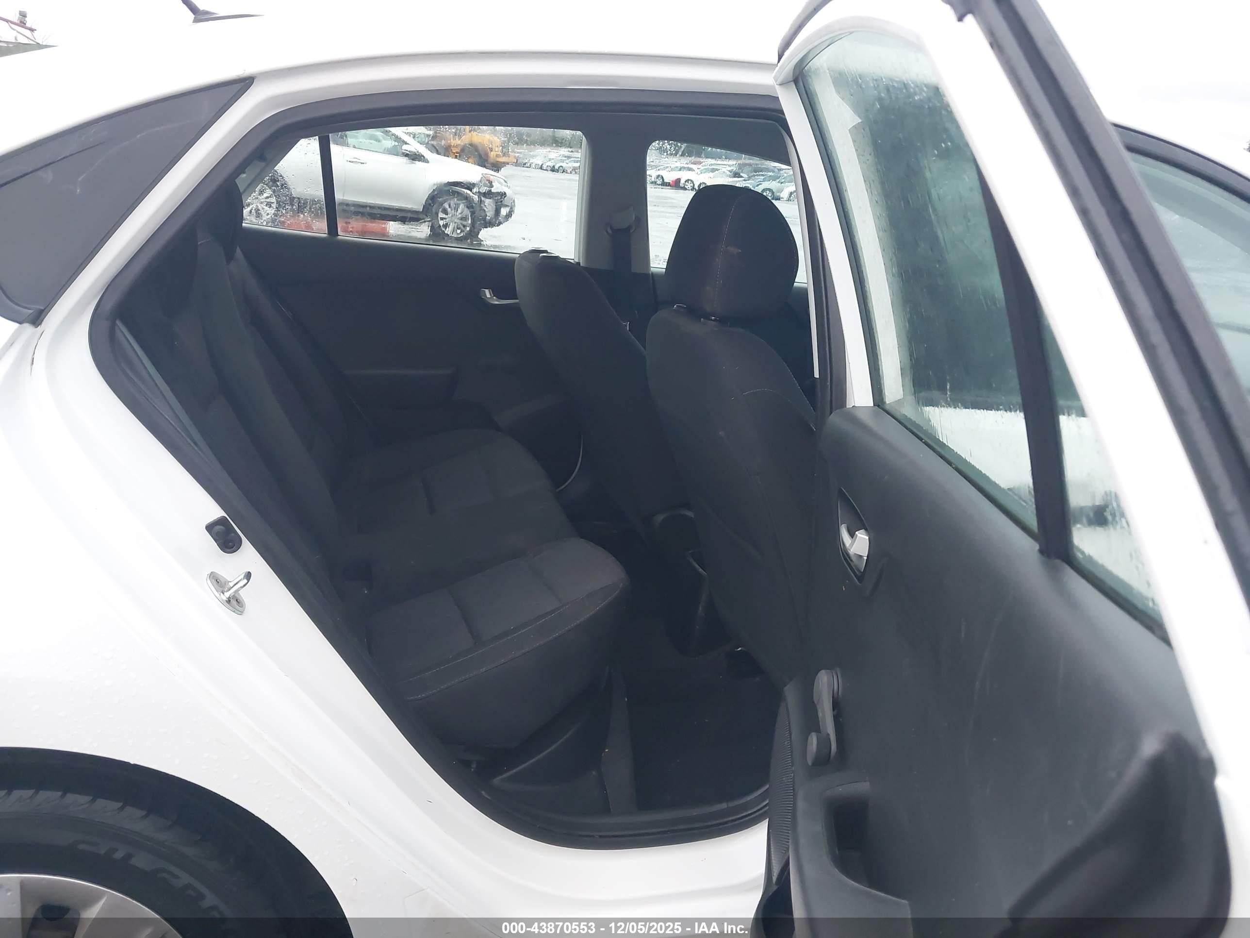 KIA RIO image 8