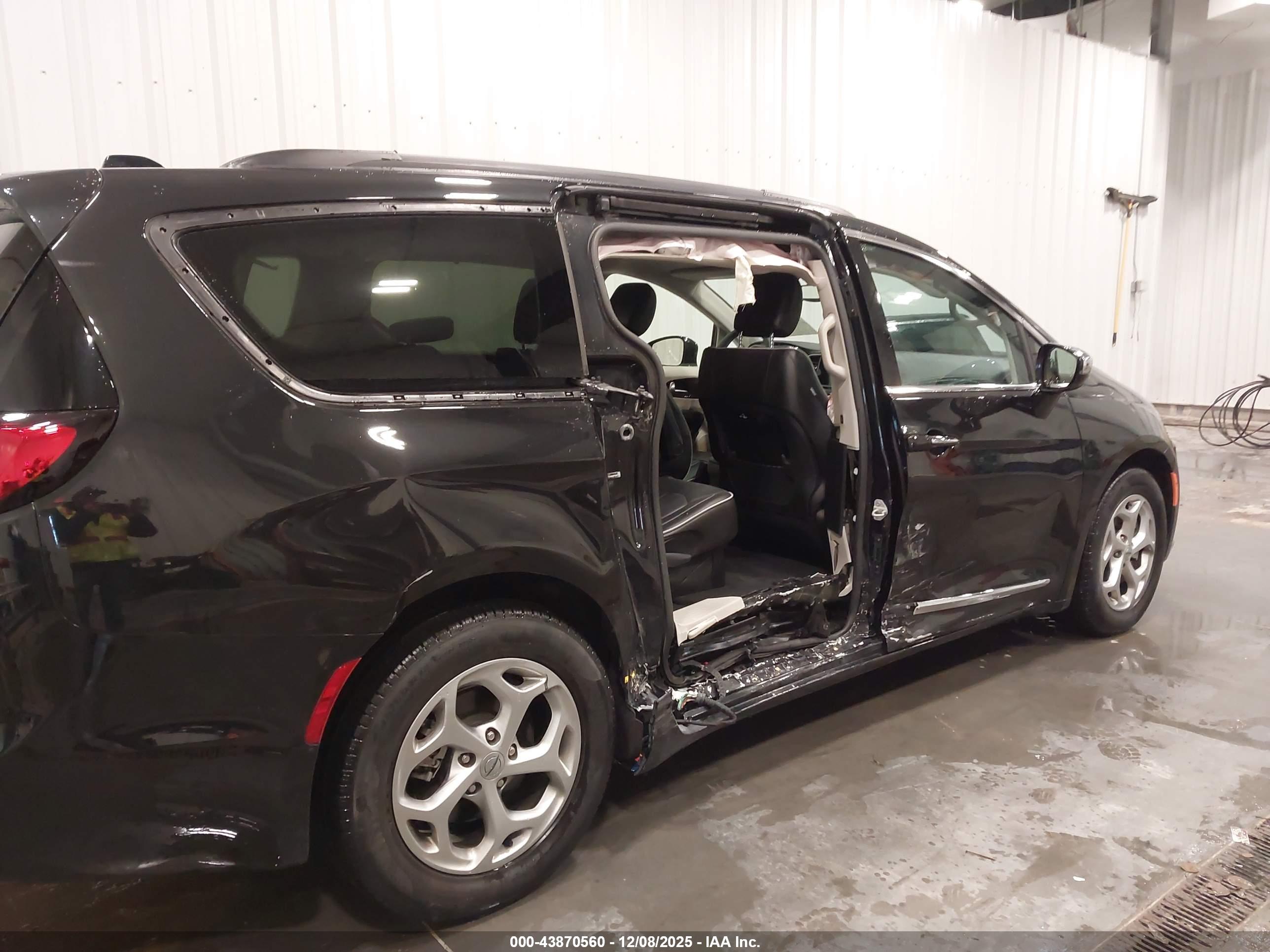 CHRYSLER PACIFICA image 6