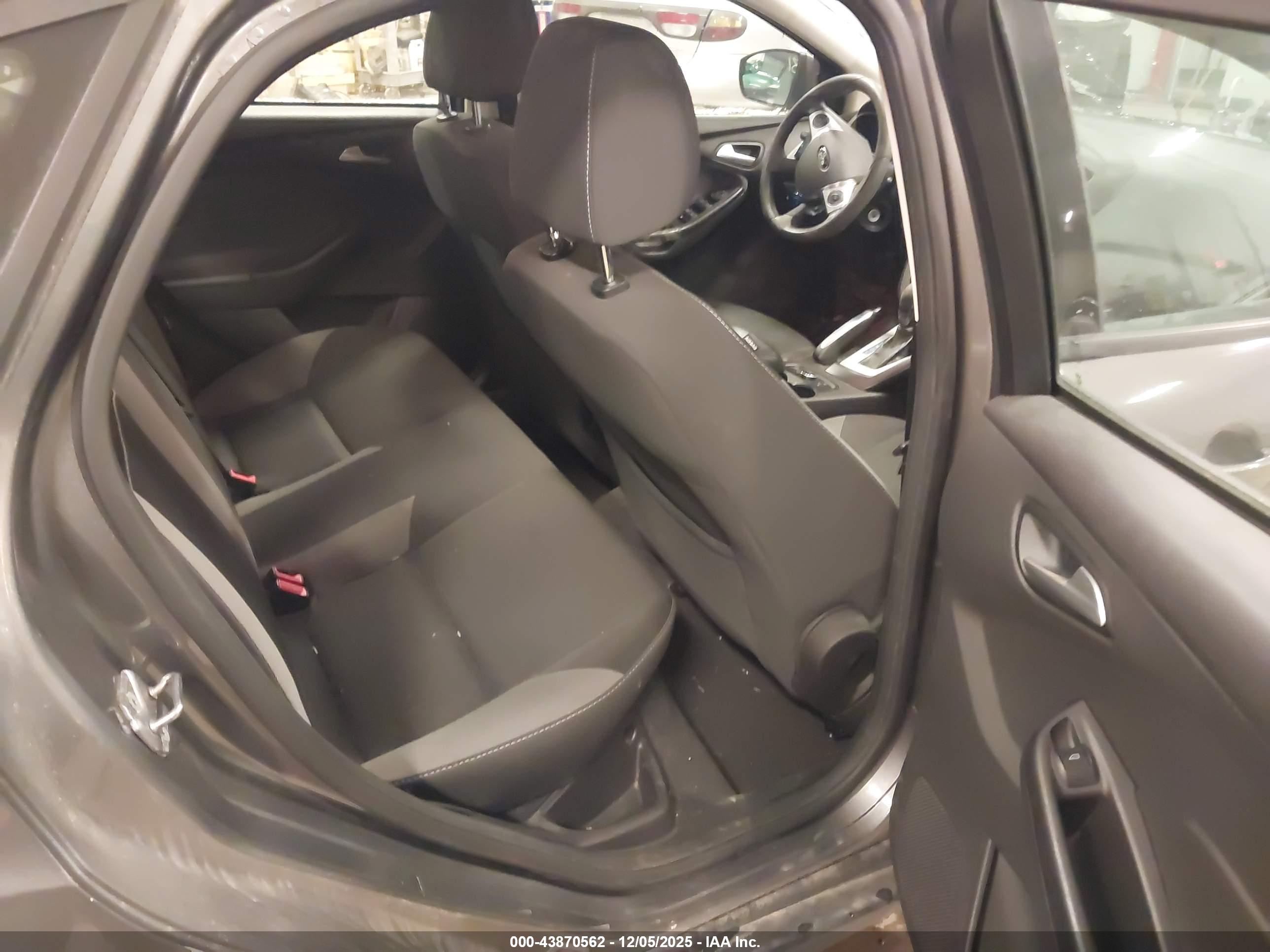 FORD FOCUS image 8