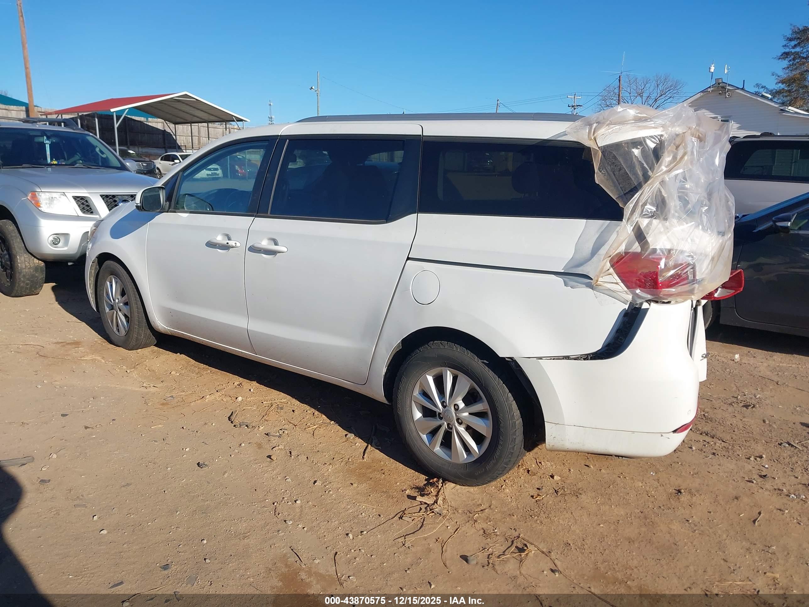 KIA SEDONA image 3