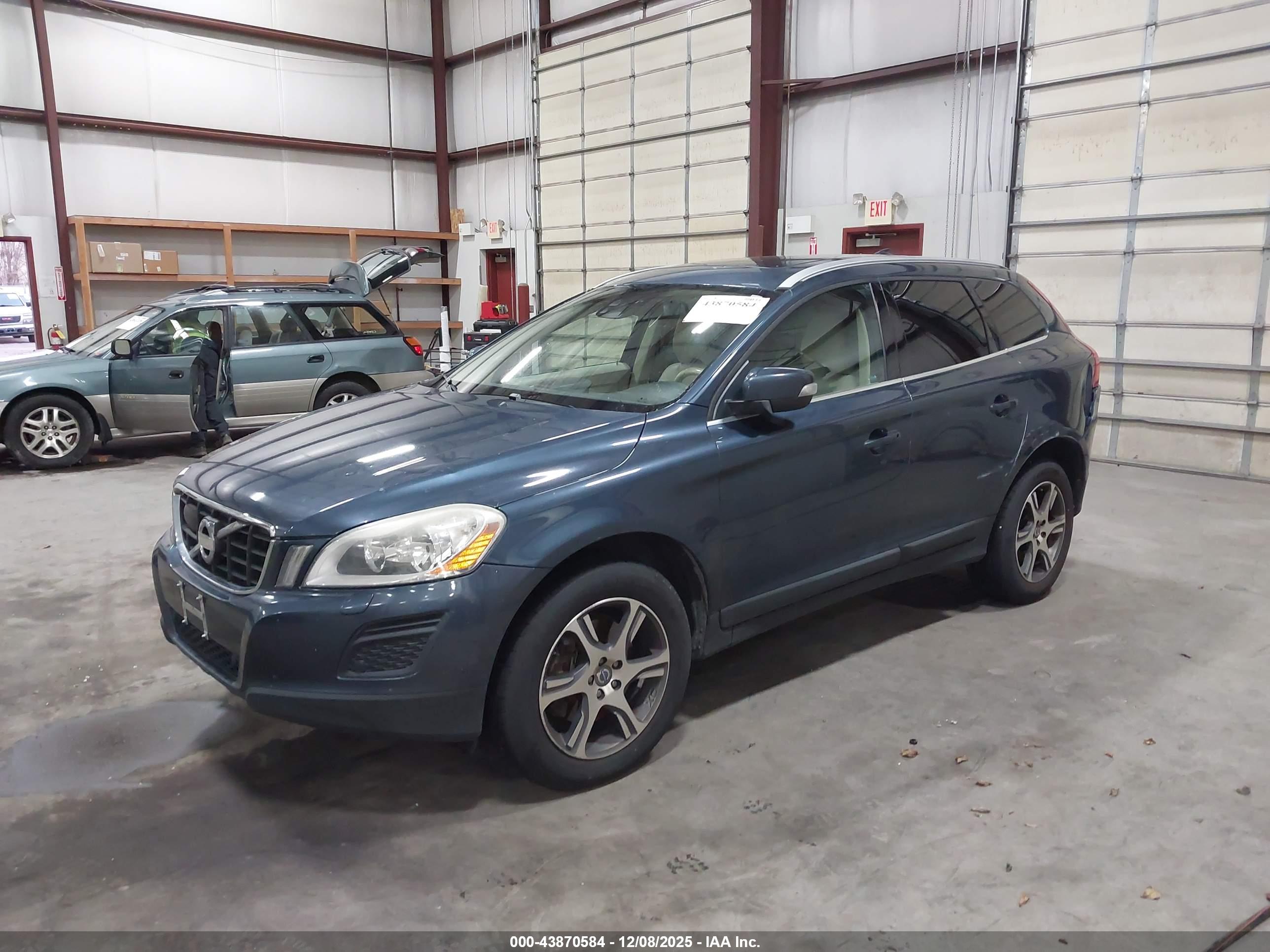 VOLVO XC60 image 2