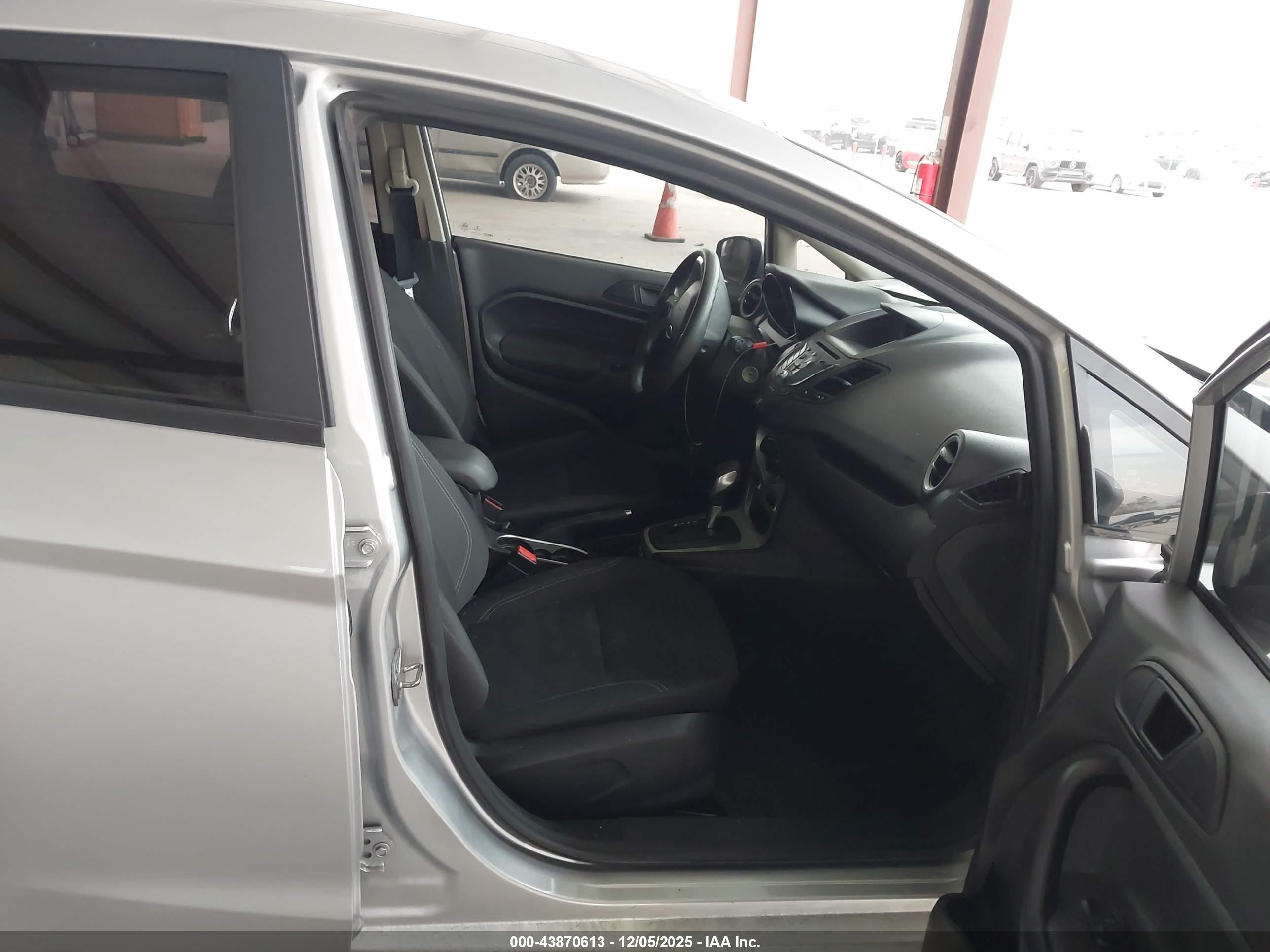 FORD FIESTA image 5