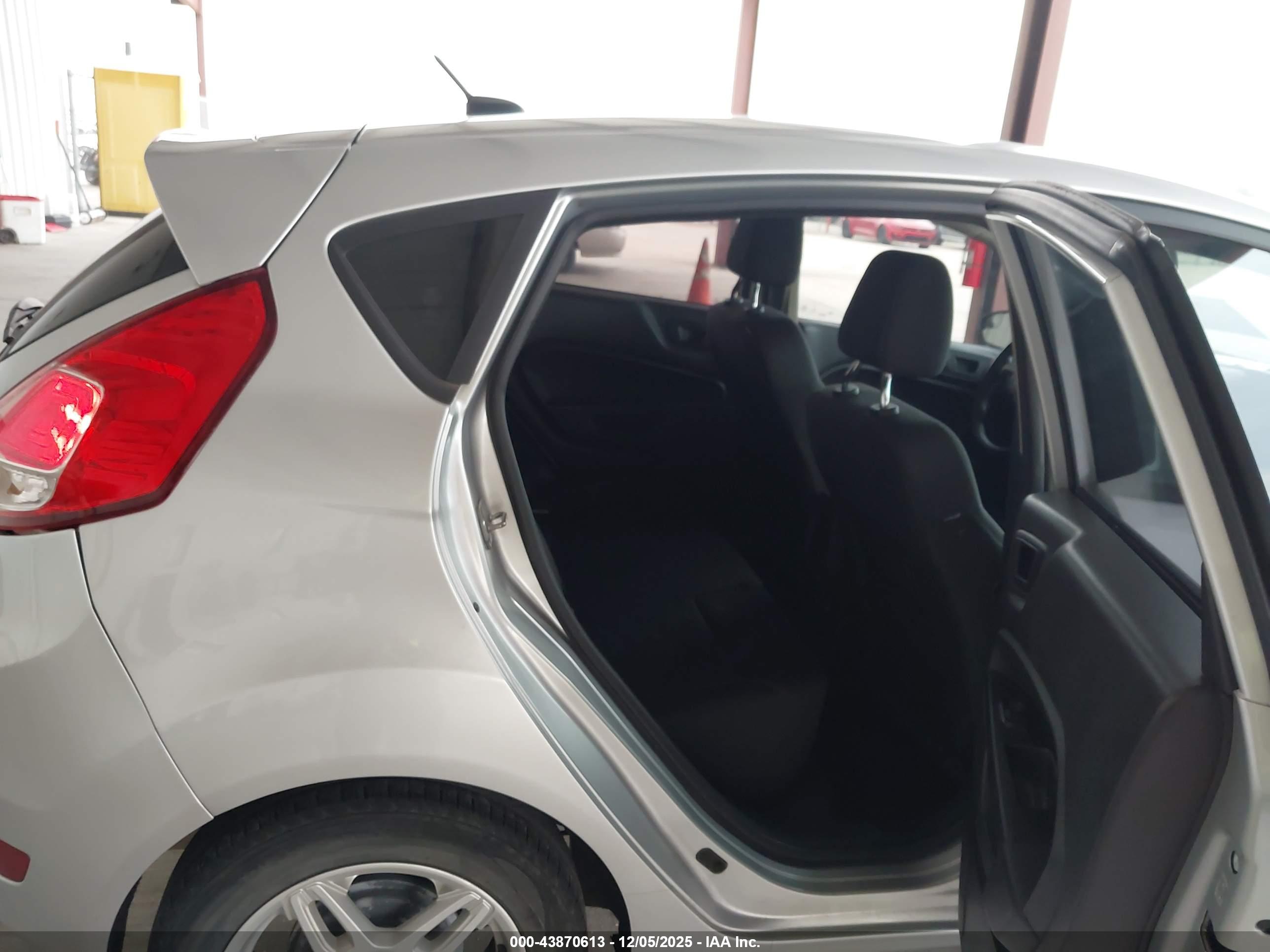 FORD FIESTA image 8