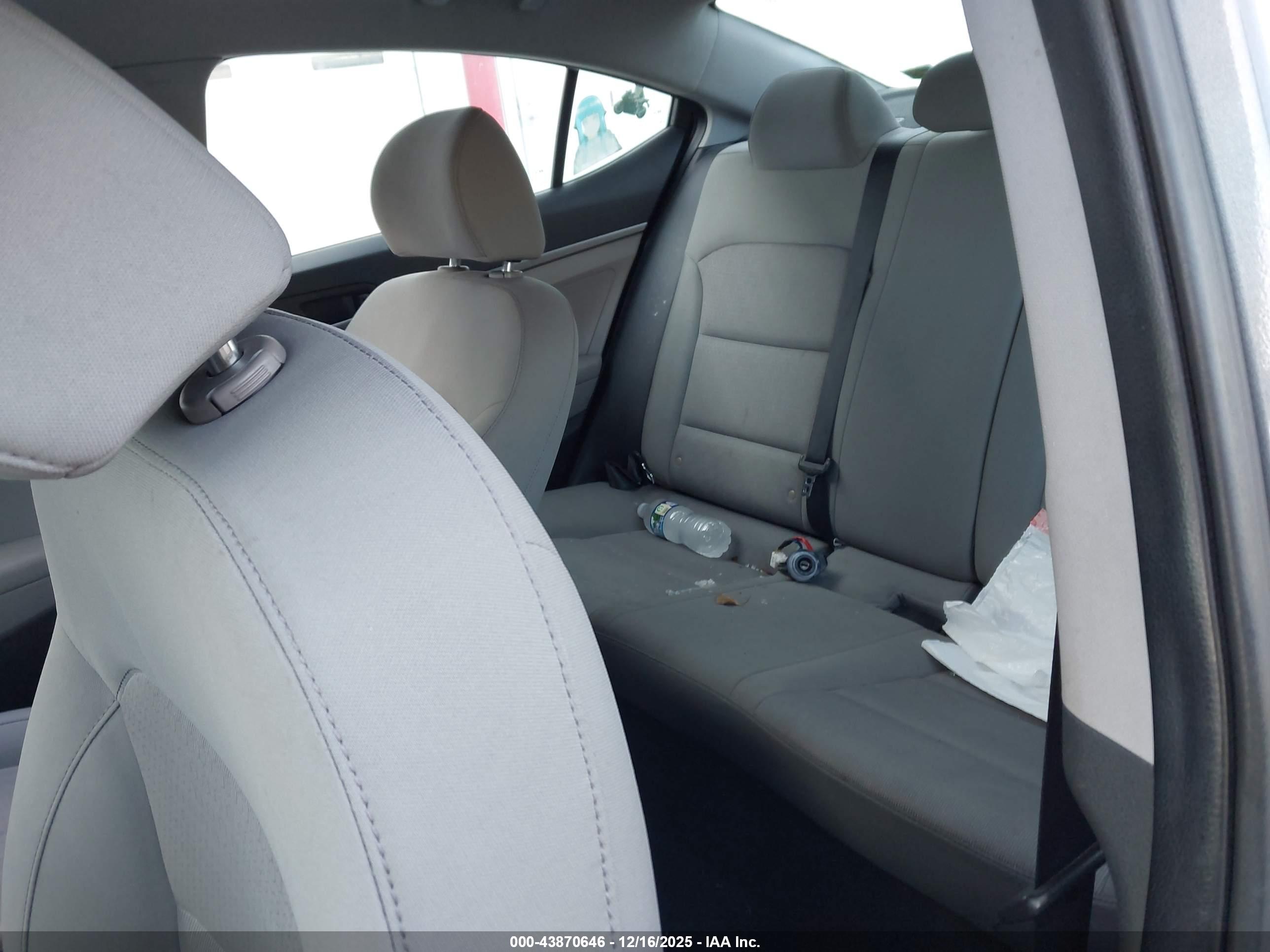 HYUNDAI ELANTRA image 8