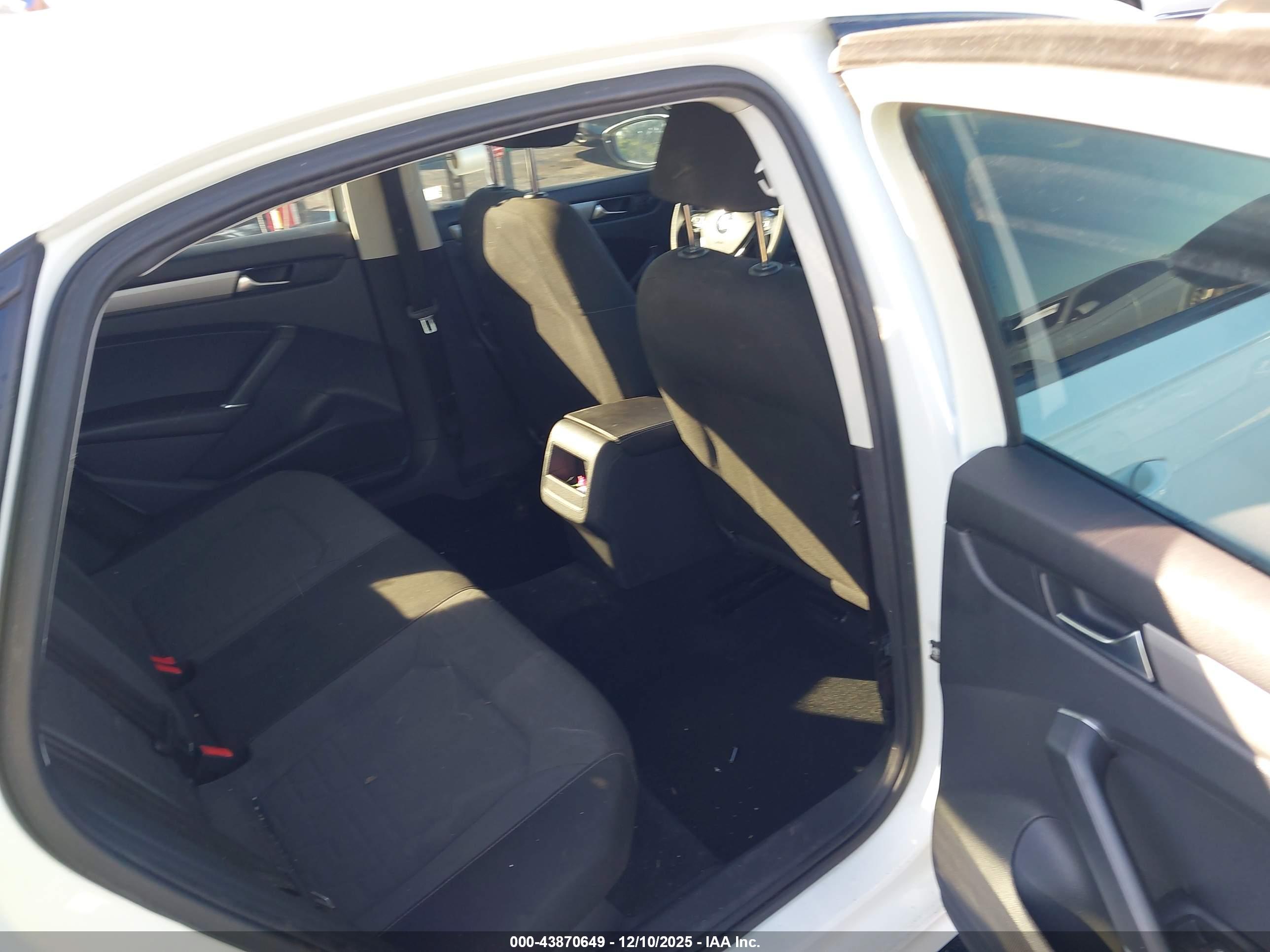VOLKSWAGEN PASSAT image 8