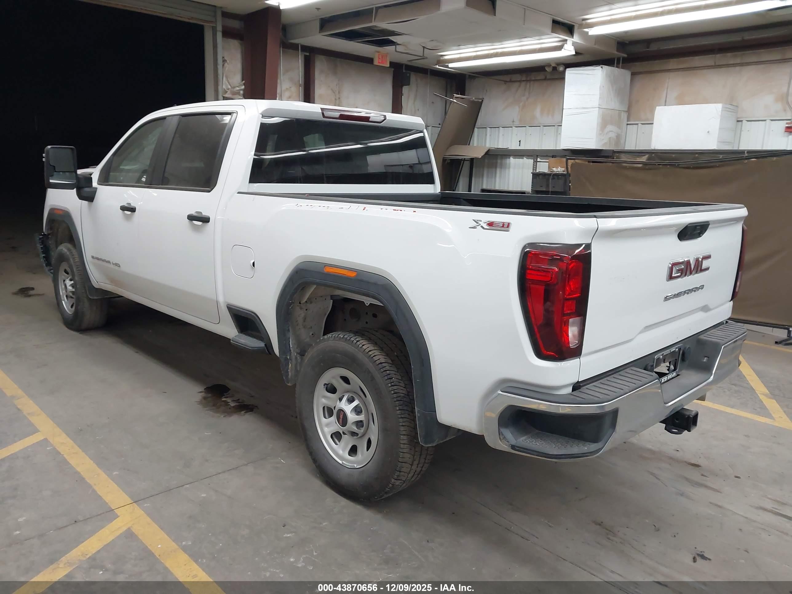 GMC SIERRA image 3