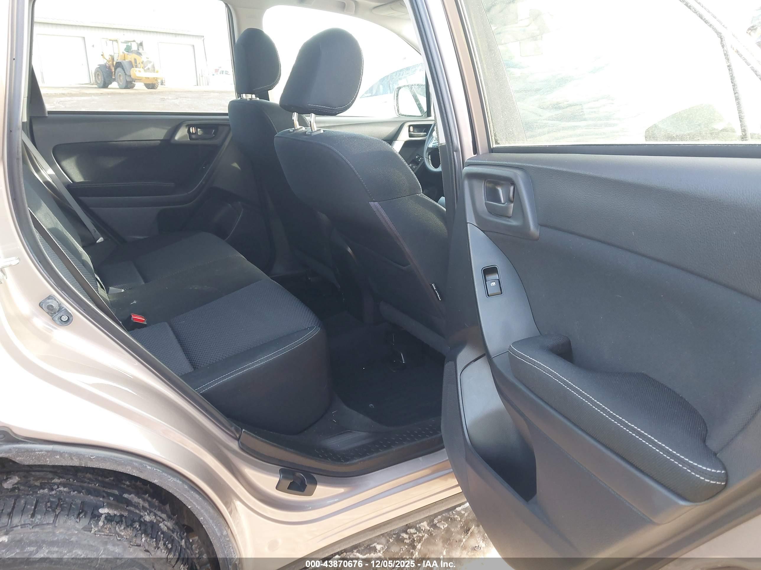 SUBARU FORESTER image 8