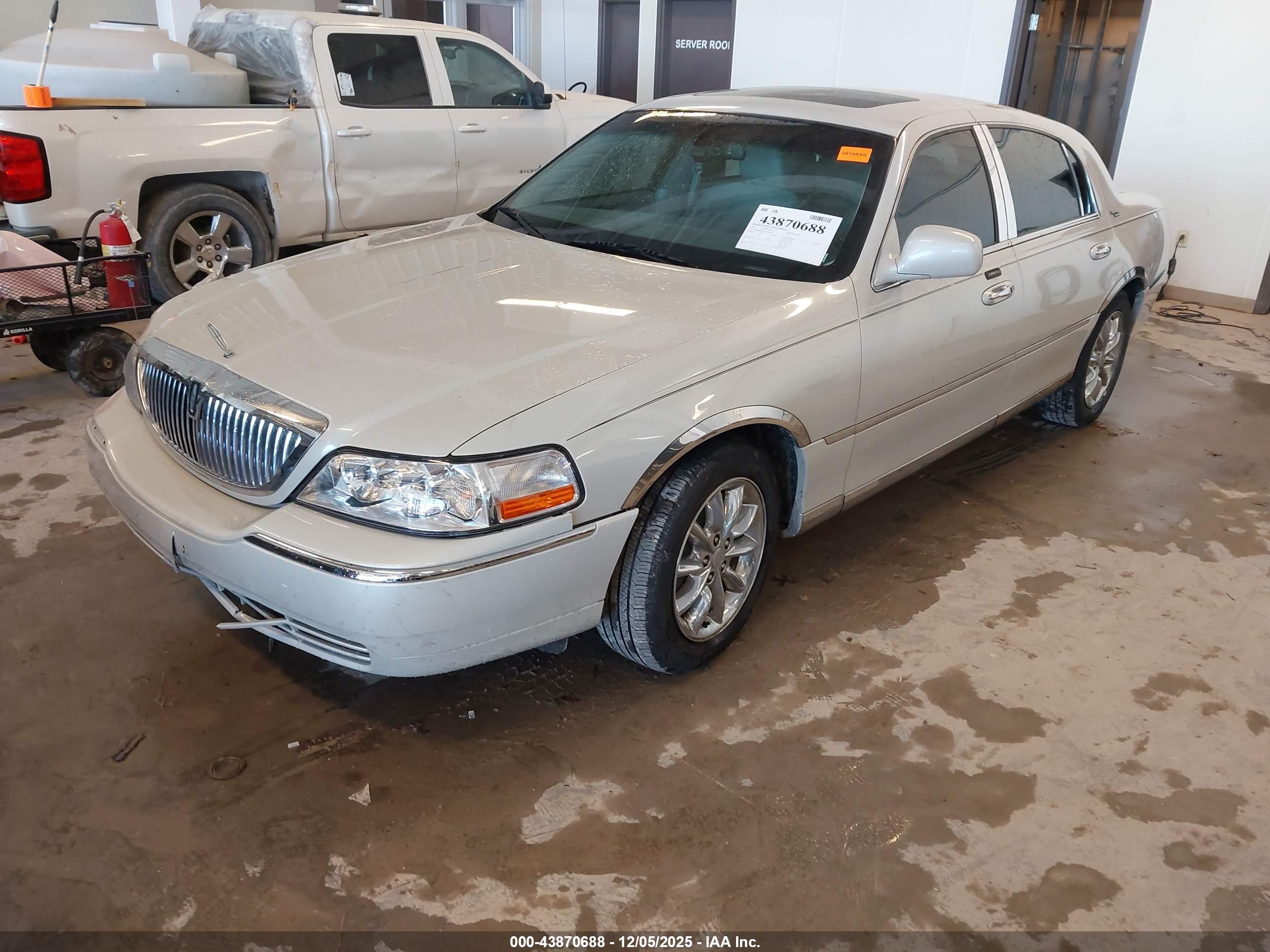 LINCOLN TOWN image 2