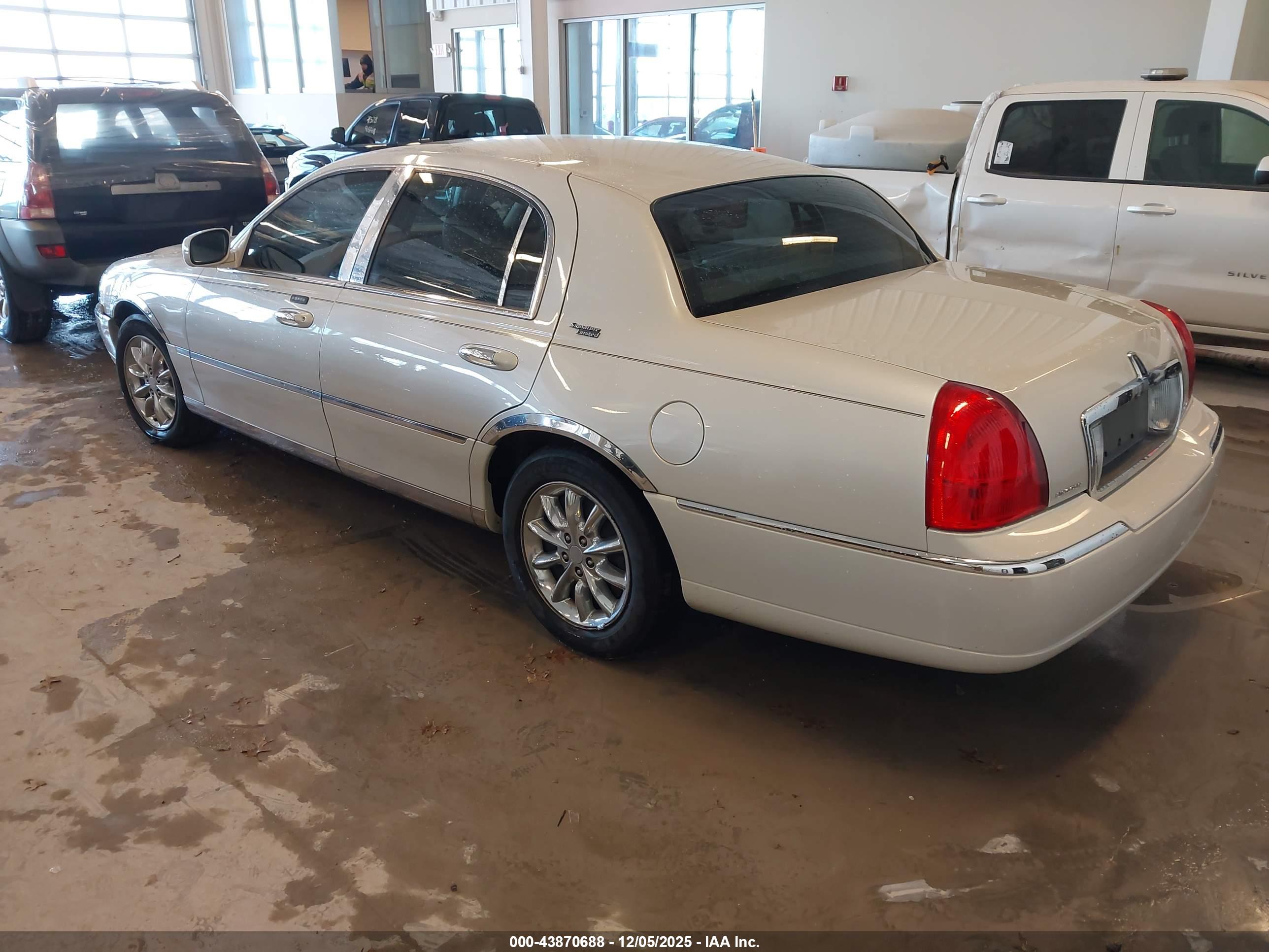 LINCOLN TOWN image 3