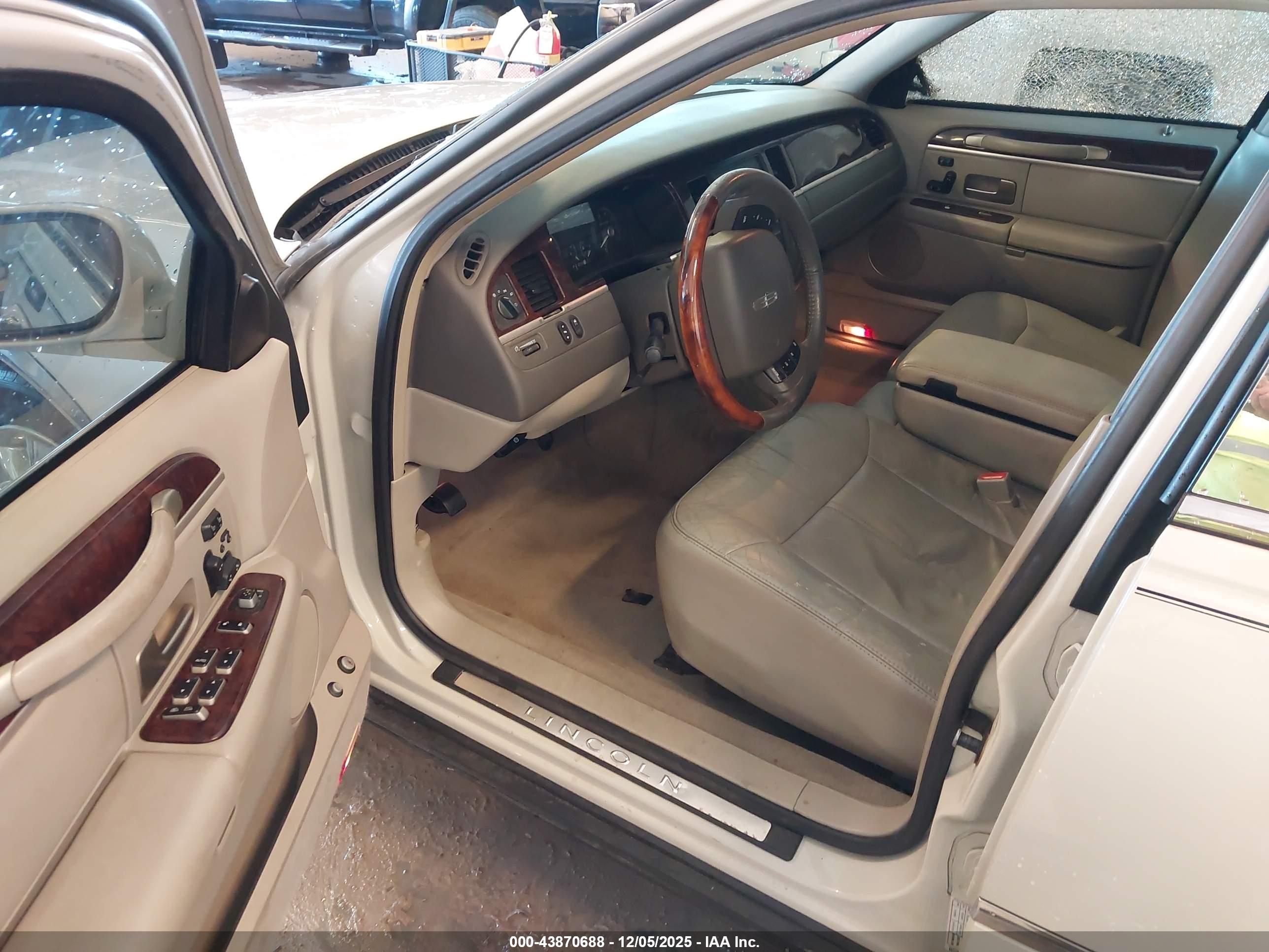 LINCOLN TOWN image 5