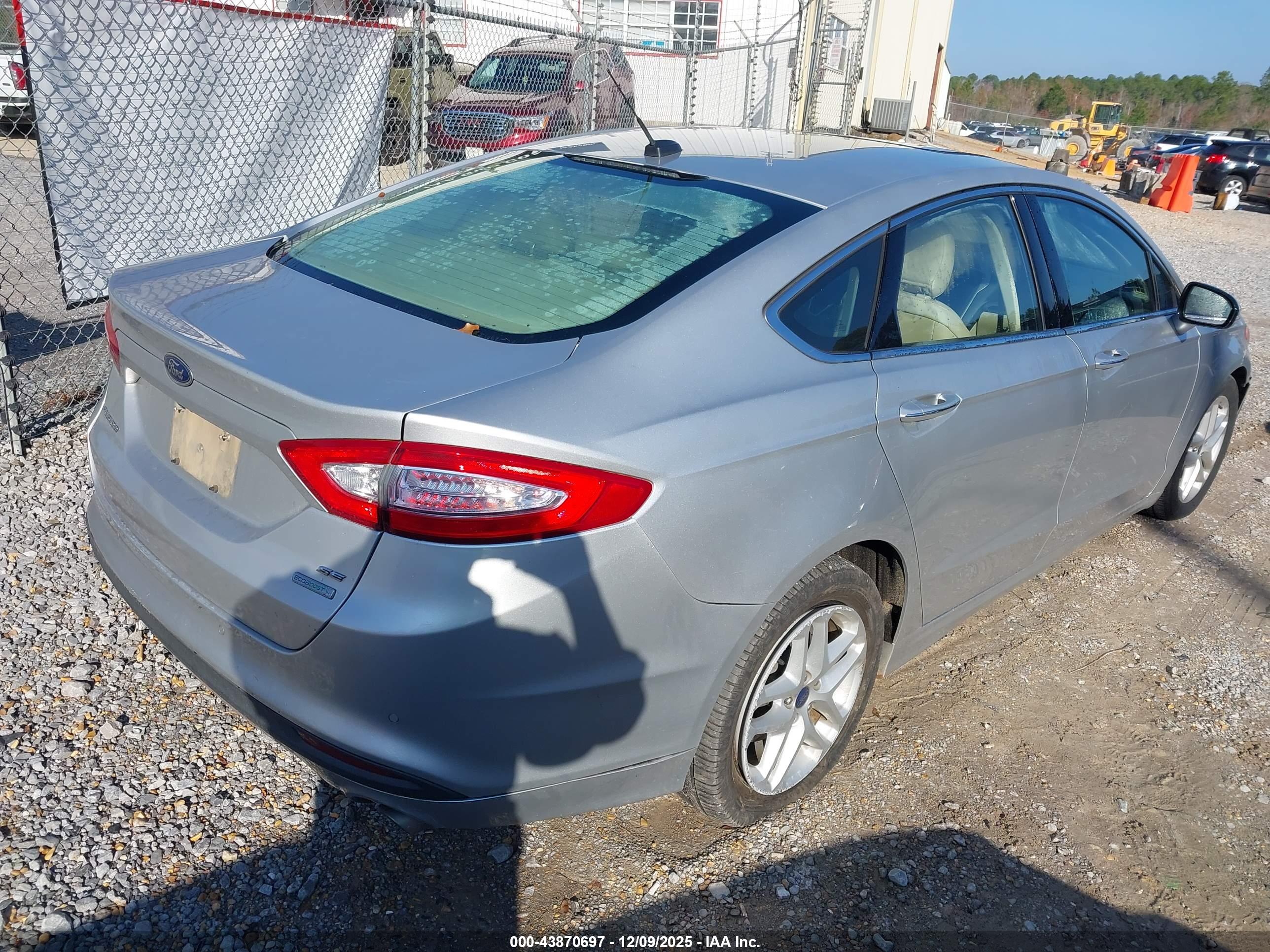 FORD FUSION image 4