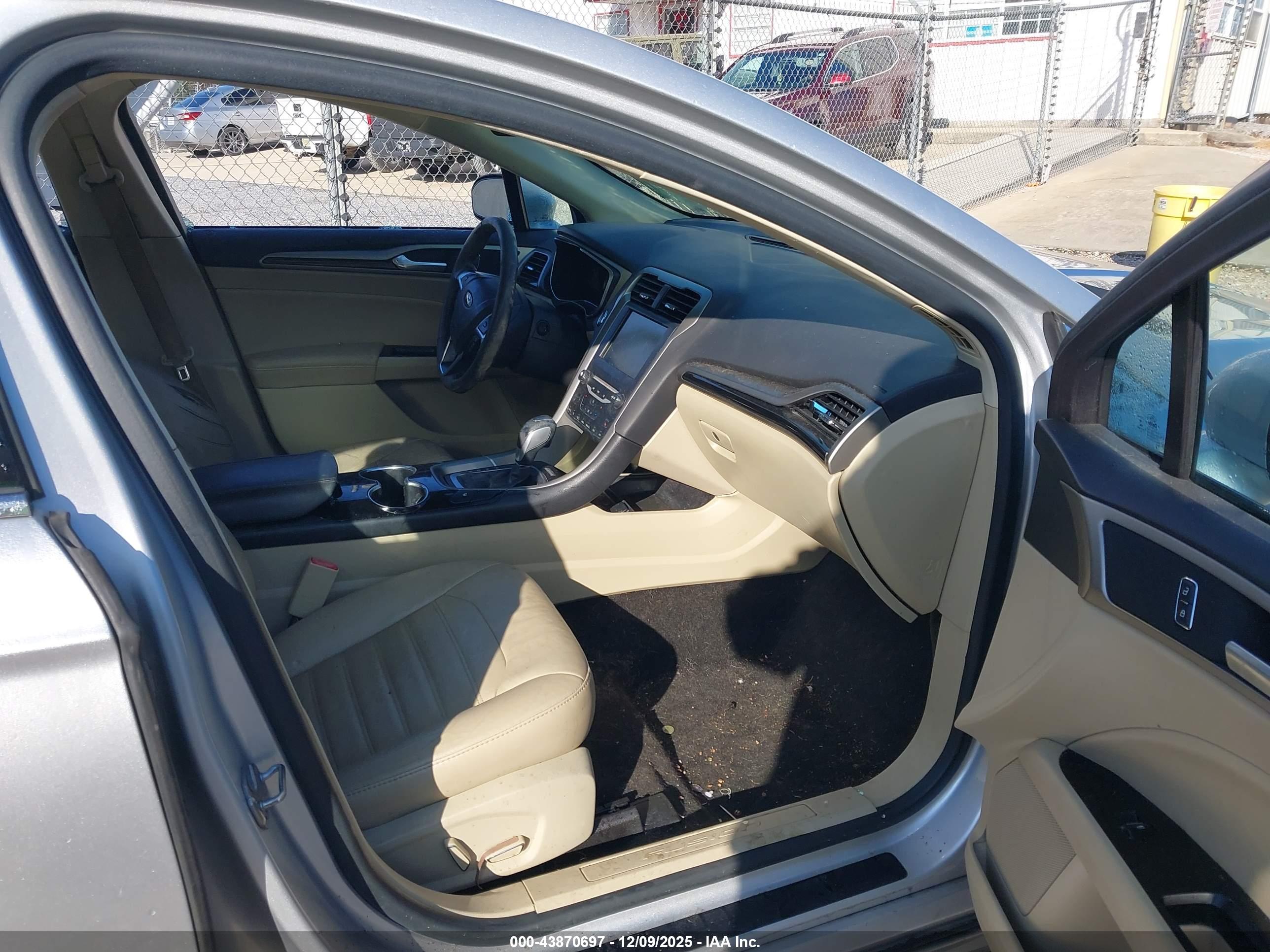 FORD FUSION image 5