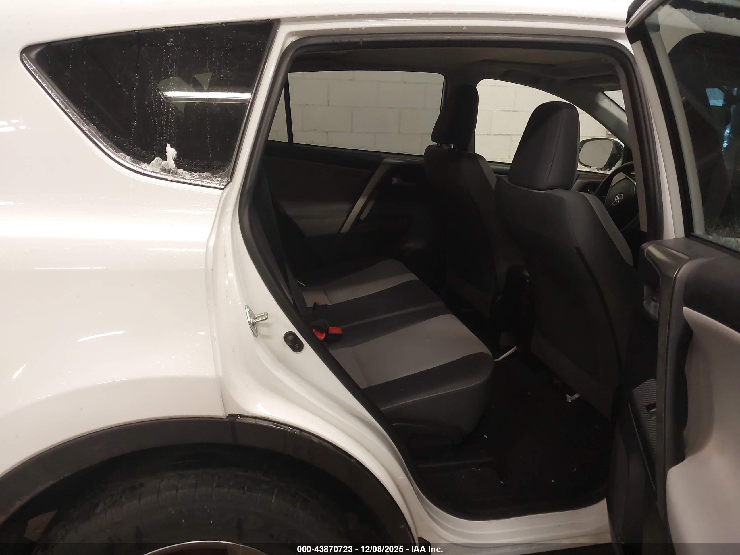 TOYOTA RAV4 image 8