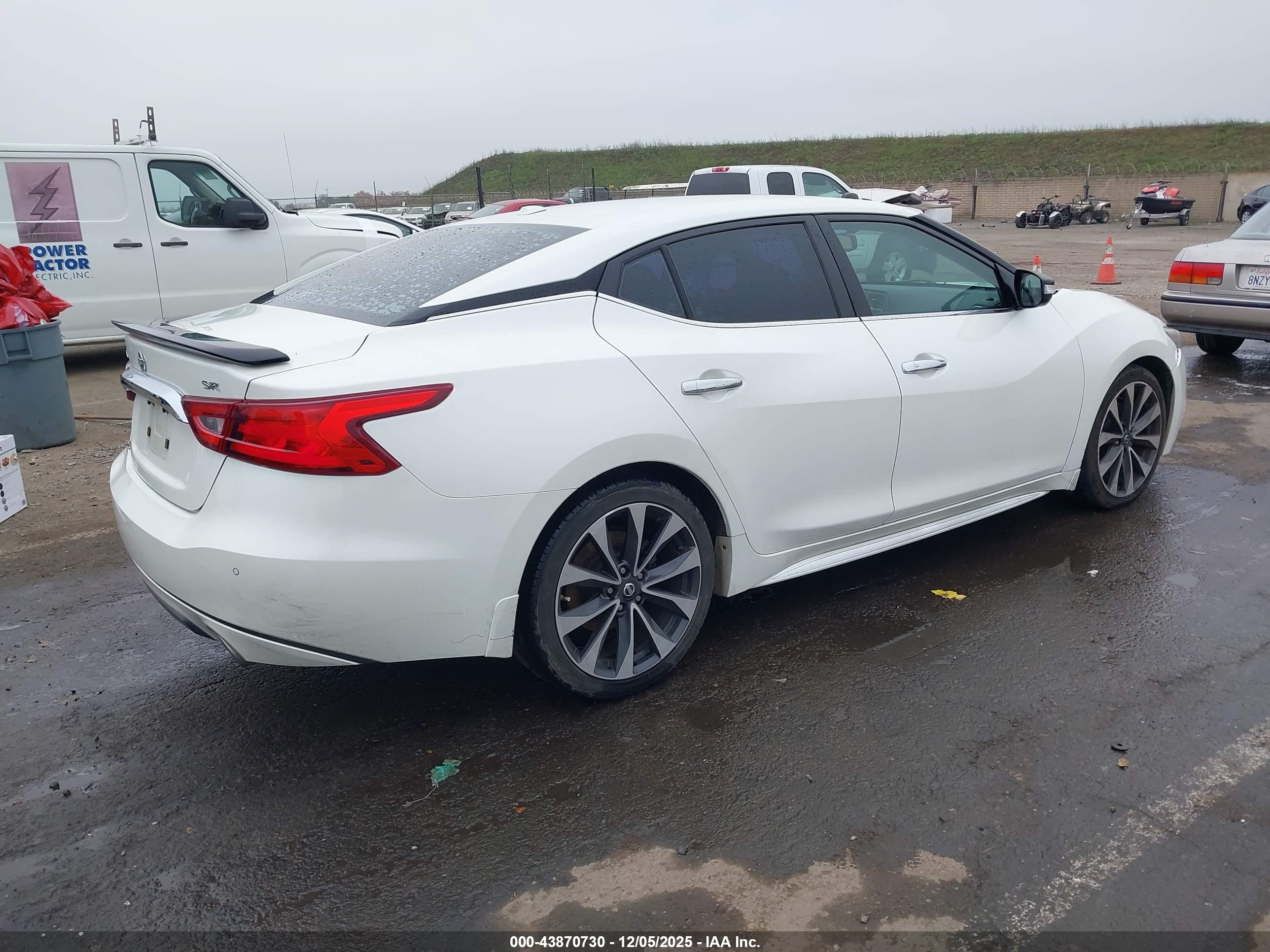 NISSAN MAXIMA image 4