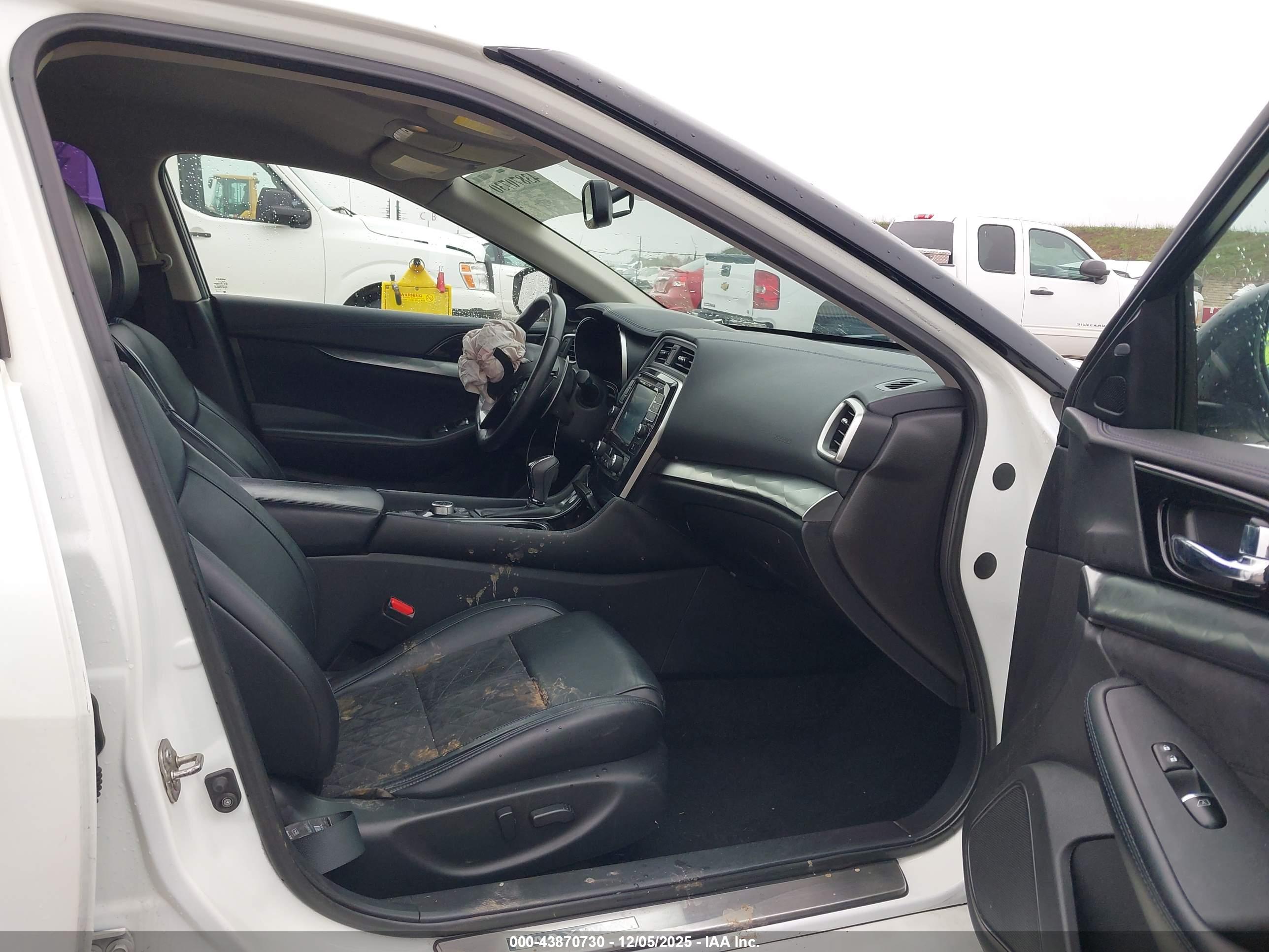NISSAN MAXIMA image 5