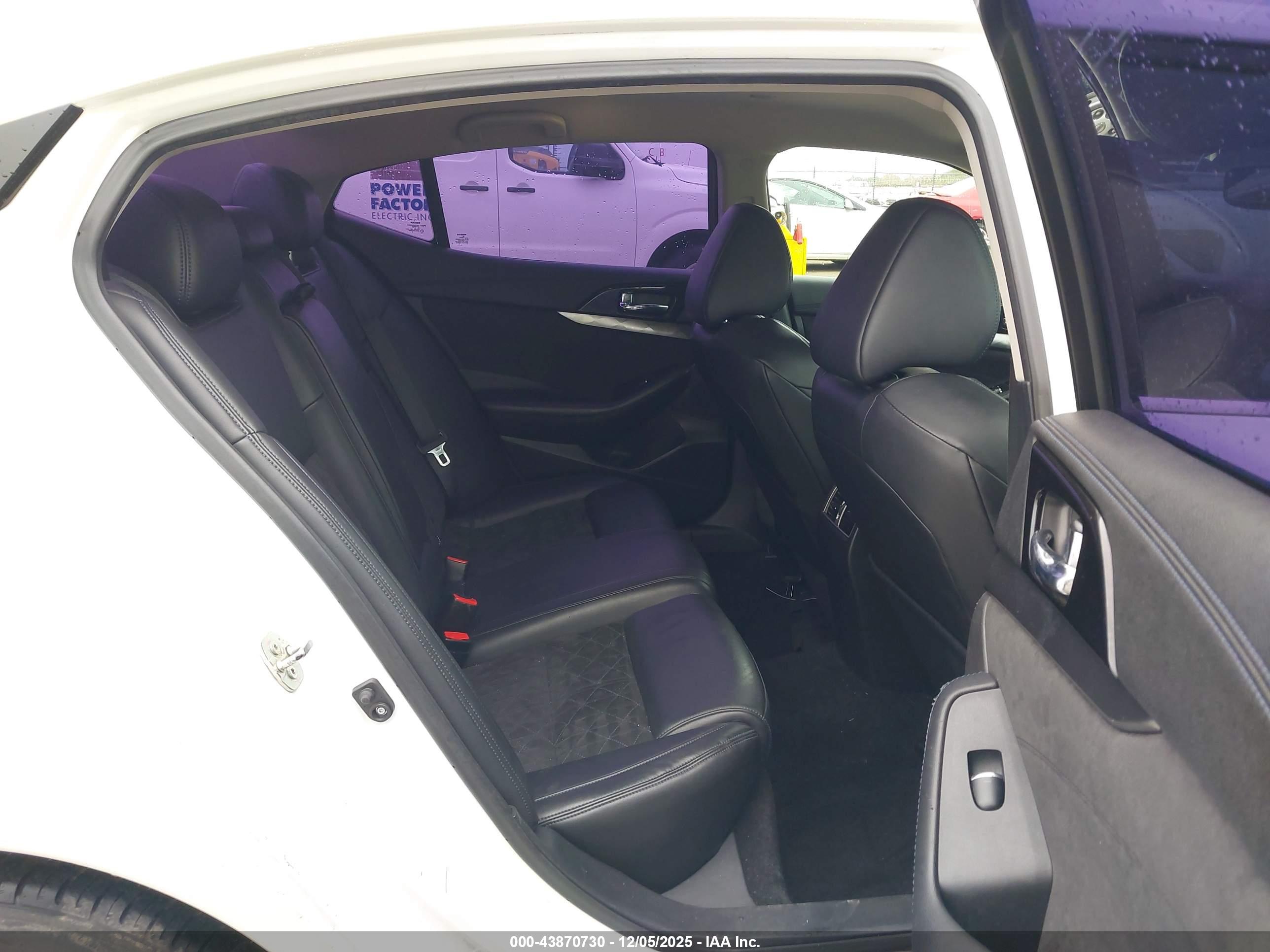 NISSAN MAXIMA image 8