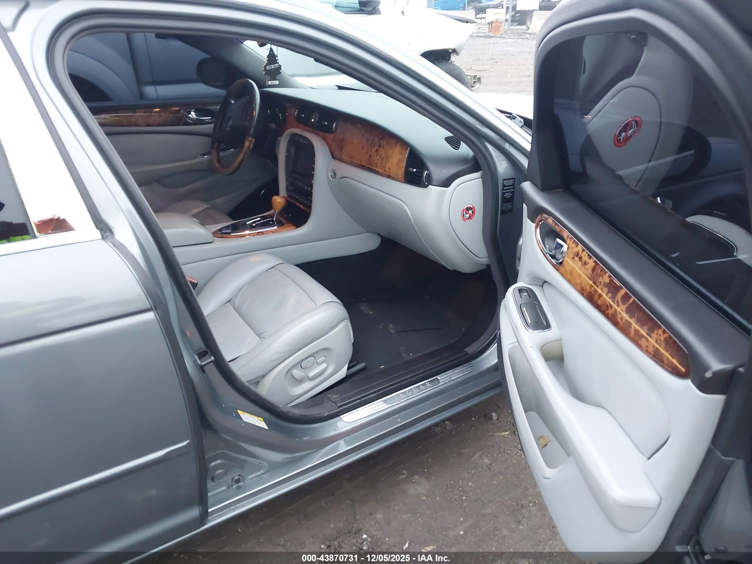 JAGUAR XJ image 5