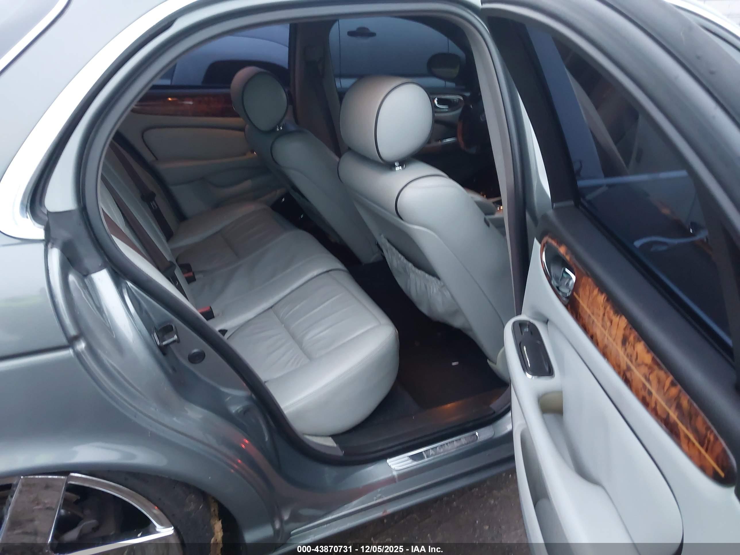 JAGUAR XJ image 8
