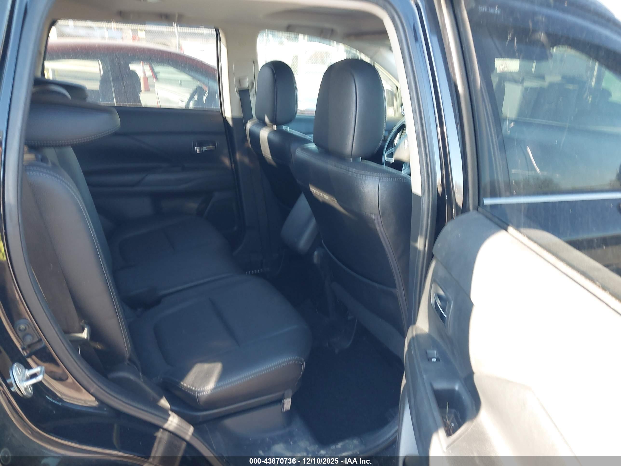 MITSUBISHI OUTLANDER image 8