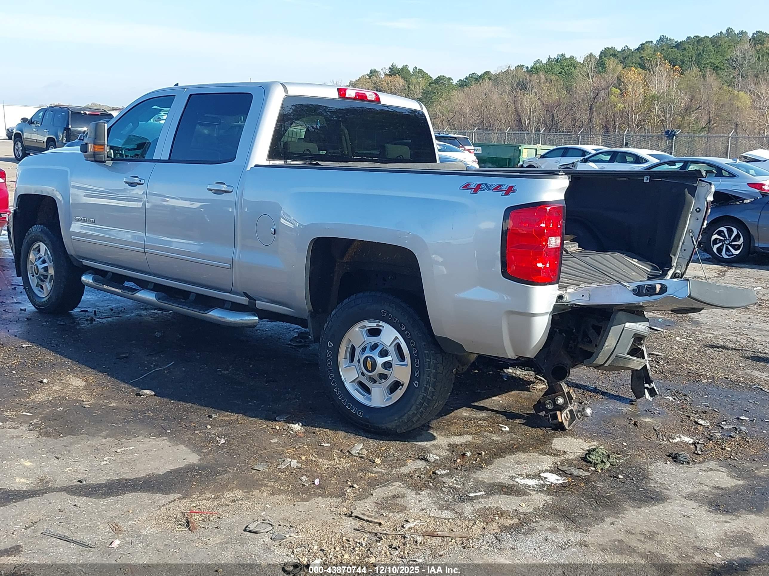 CHEVROLET SILVERADO image 3