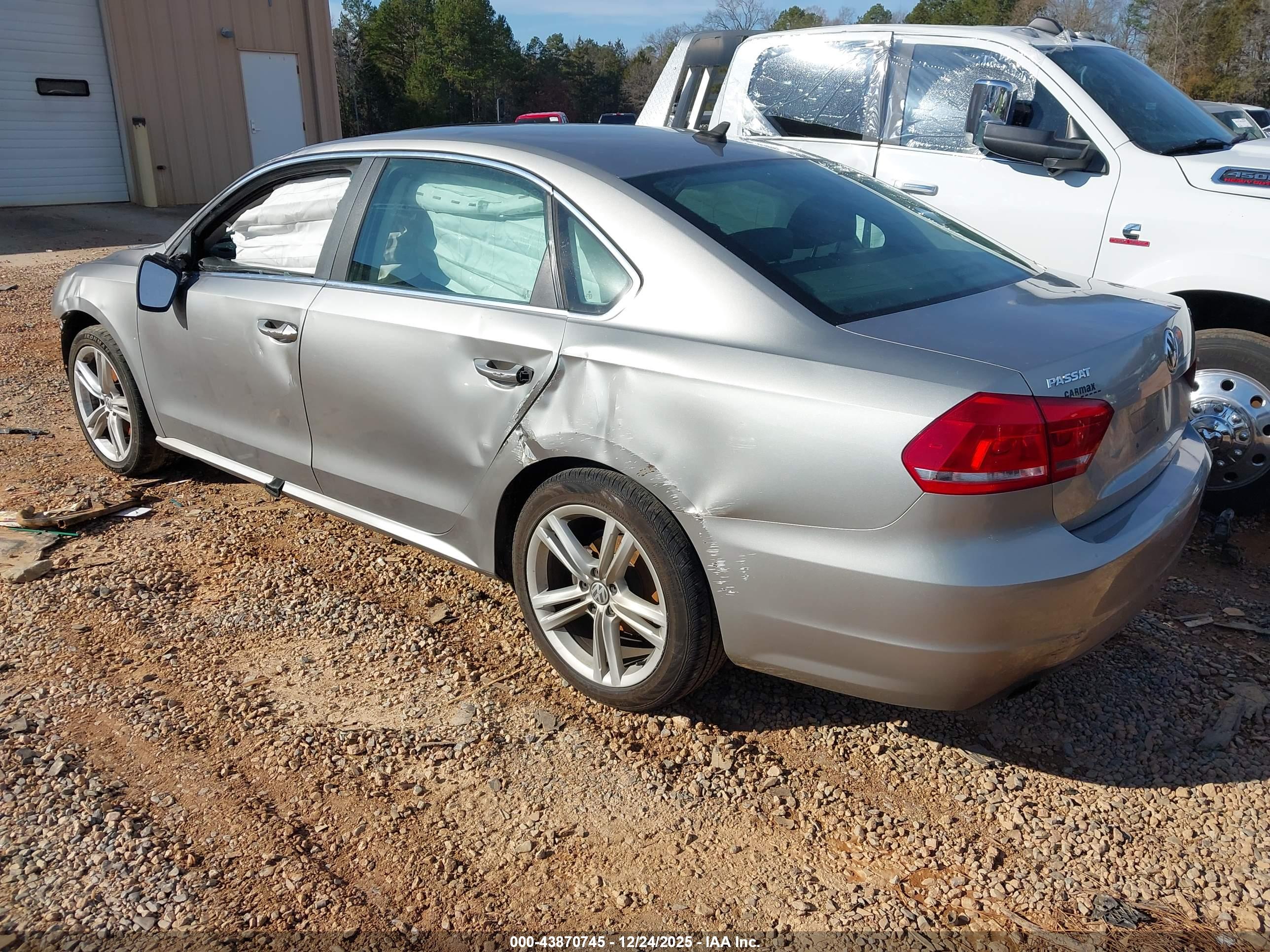 VOLKSWAGEN PASSAT image 3