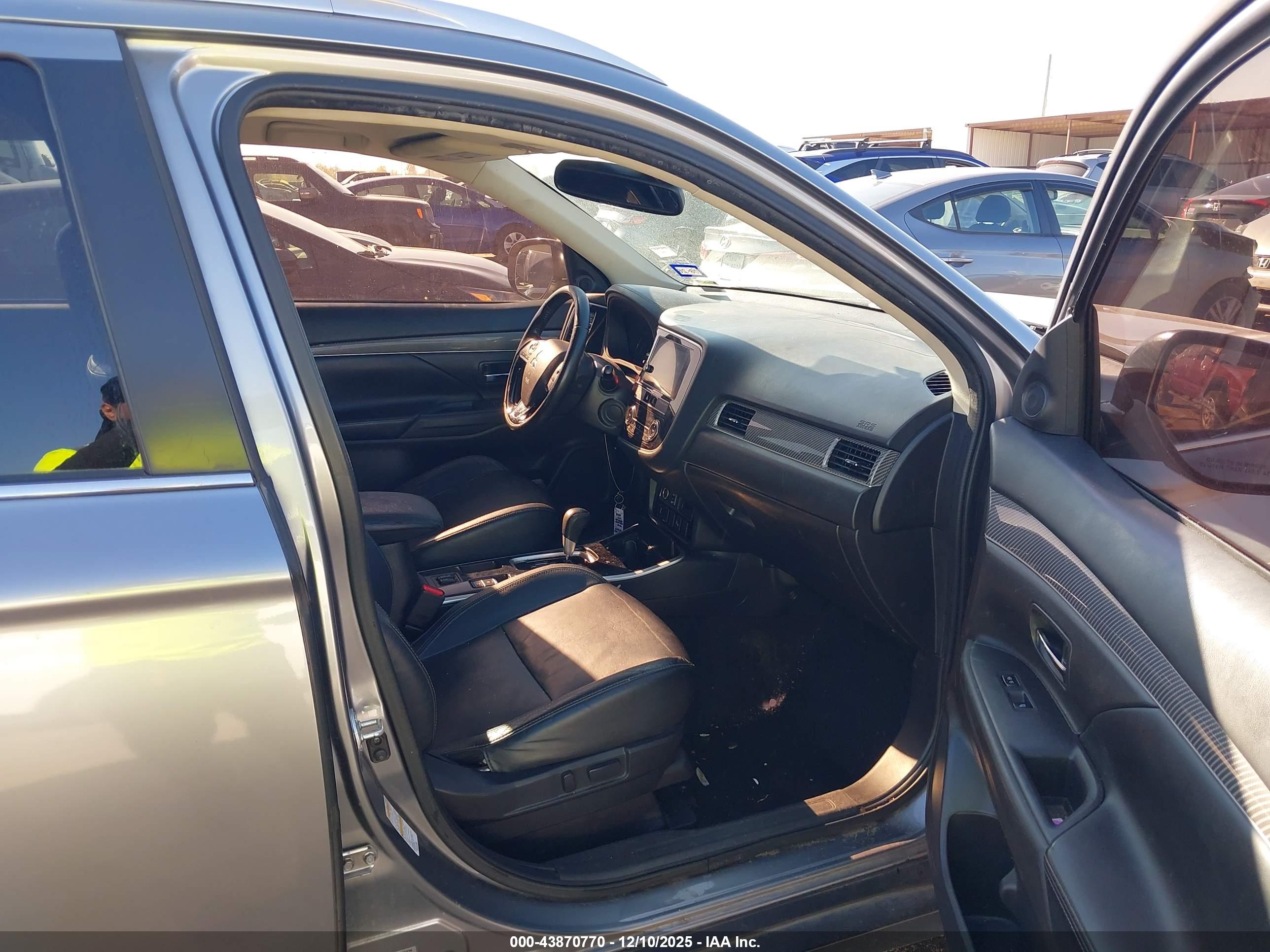 MITSUBISHI OUTLANDER image 5