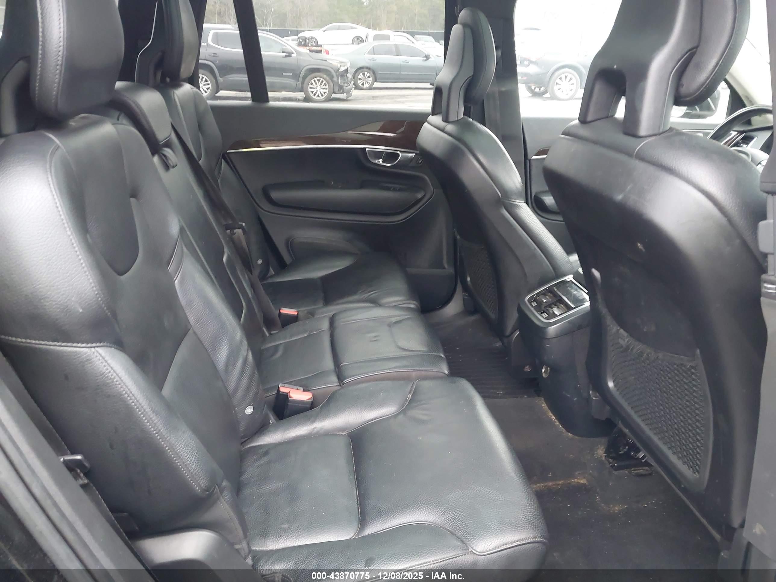 VOLVO XC90 image 8