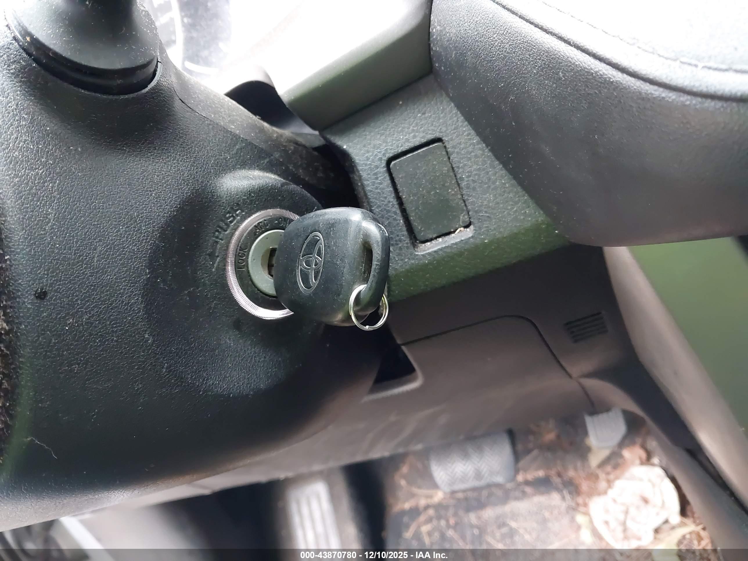TOYOTA RAV4 image 11
