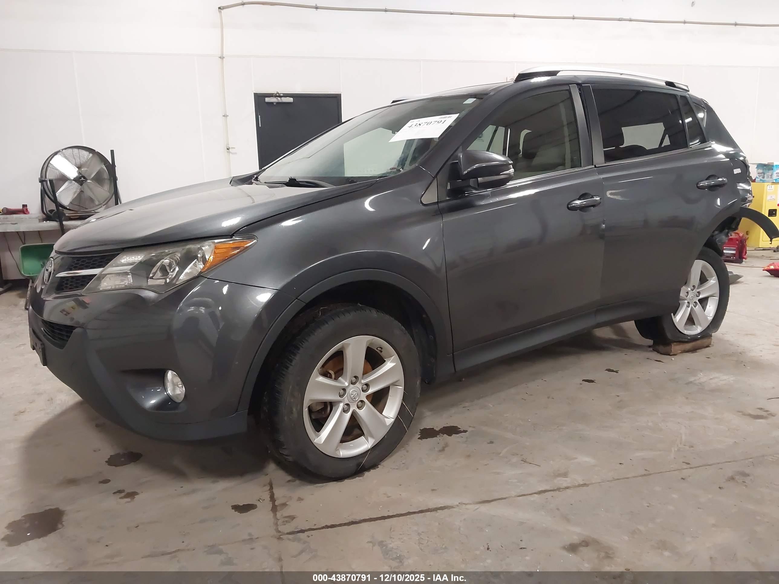TOYOTA RAV4 image 2